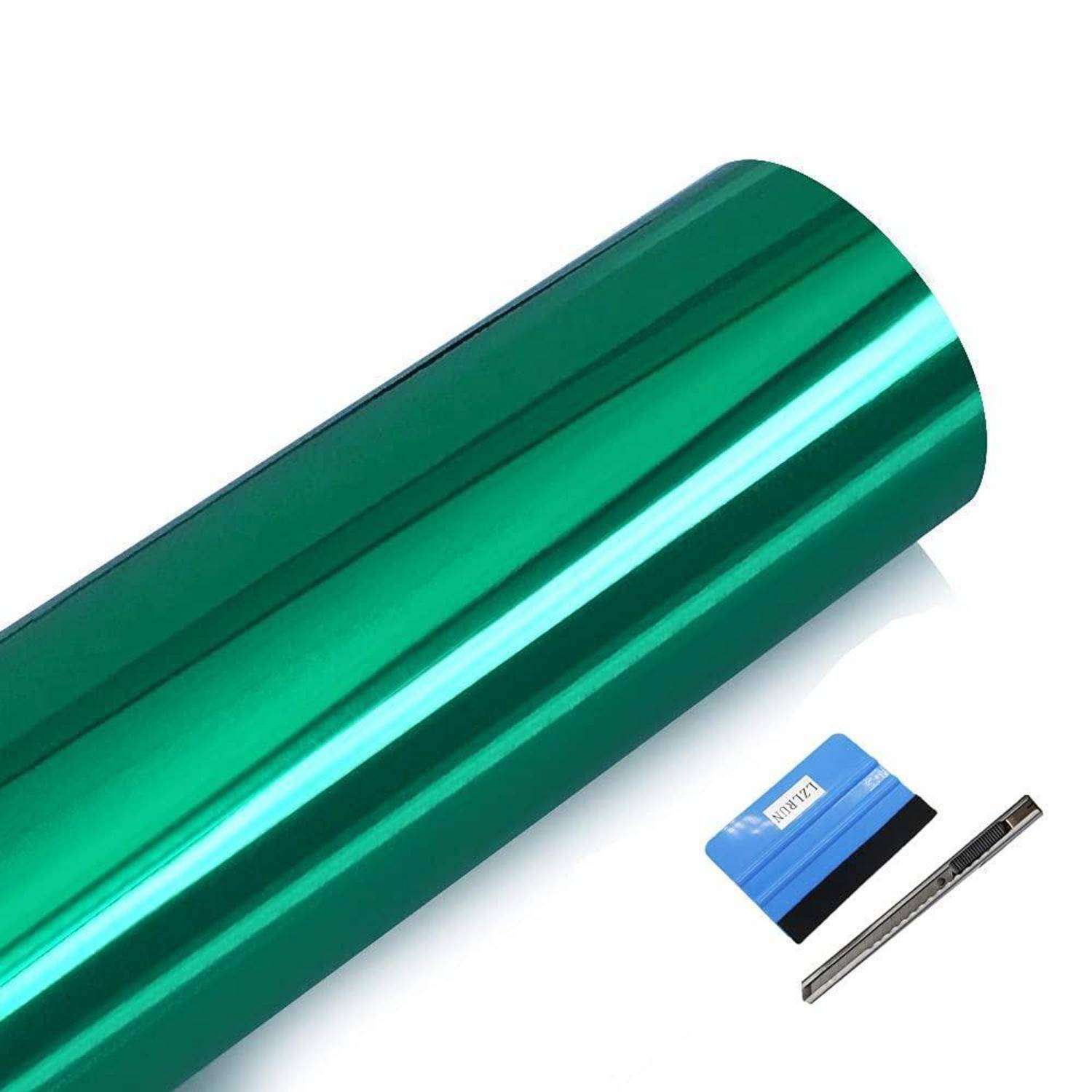 Grüne Klebstoffvinylfolienrolle mit blauem Rakel und Universalmesser auf weißem Hintergrund.