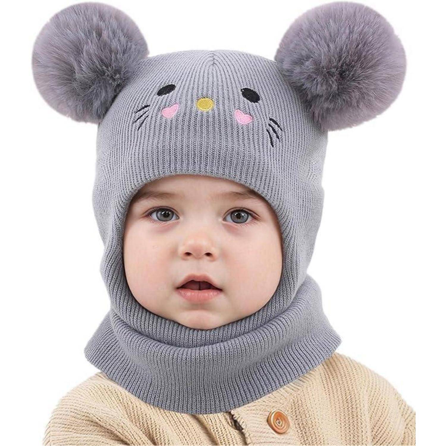 Baby trägt eine graue Strickmütze mit großen flauschigen Mausohren und eine passende Kapuze zum Abdecken des Gesichts.