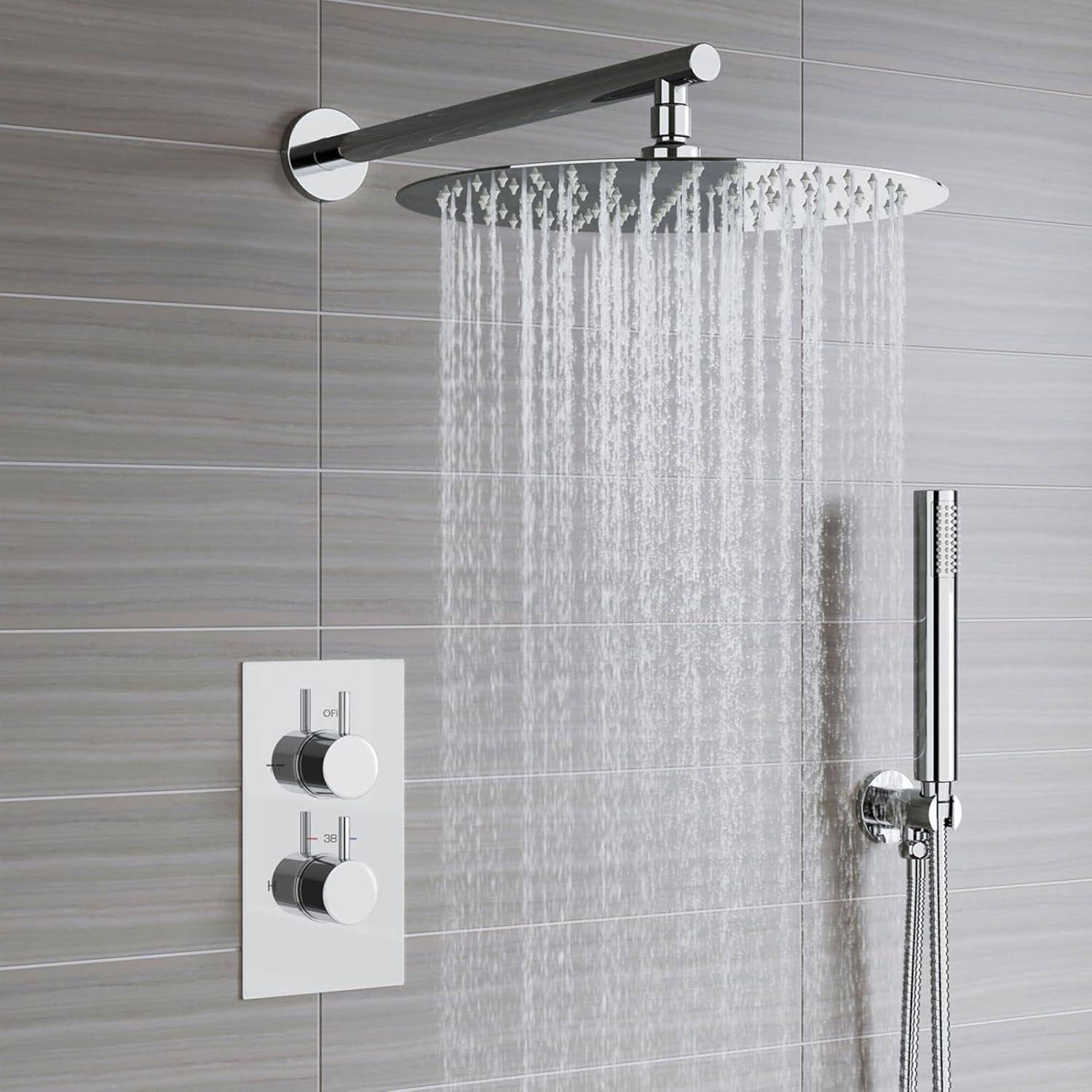 Modernes Badezimmer mit großem rundem Regenbrausekopf, aus dem Wasser läuft, Wandsteuerung und tragbarer Handbrause in einem gefliesten Badezimmer.