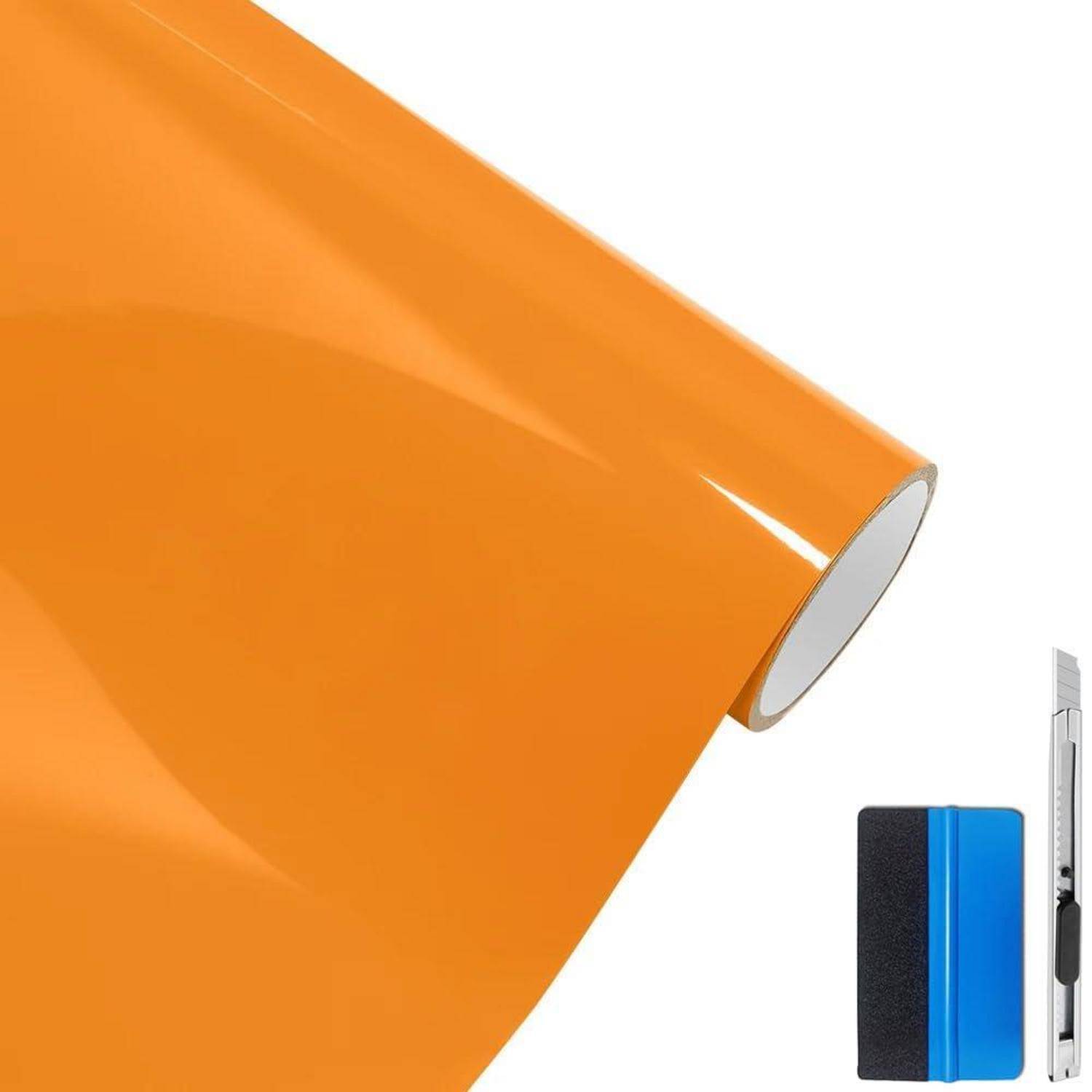 Orangefarbige Haftfolie auf einer Rolle neben einem blau-schwarzen Rakel und einem Cuttermesser auf weißem Untergrund, was auf die Anwendung einer Fenster- oder Oberflächenbeklebung hindeutet.