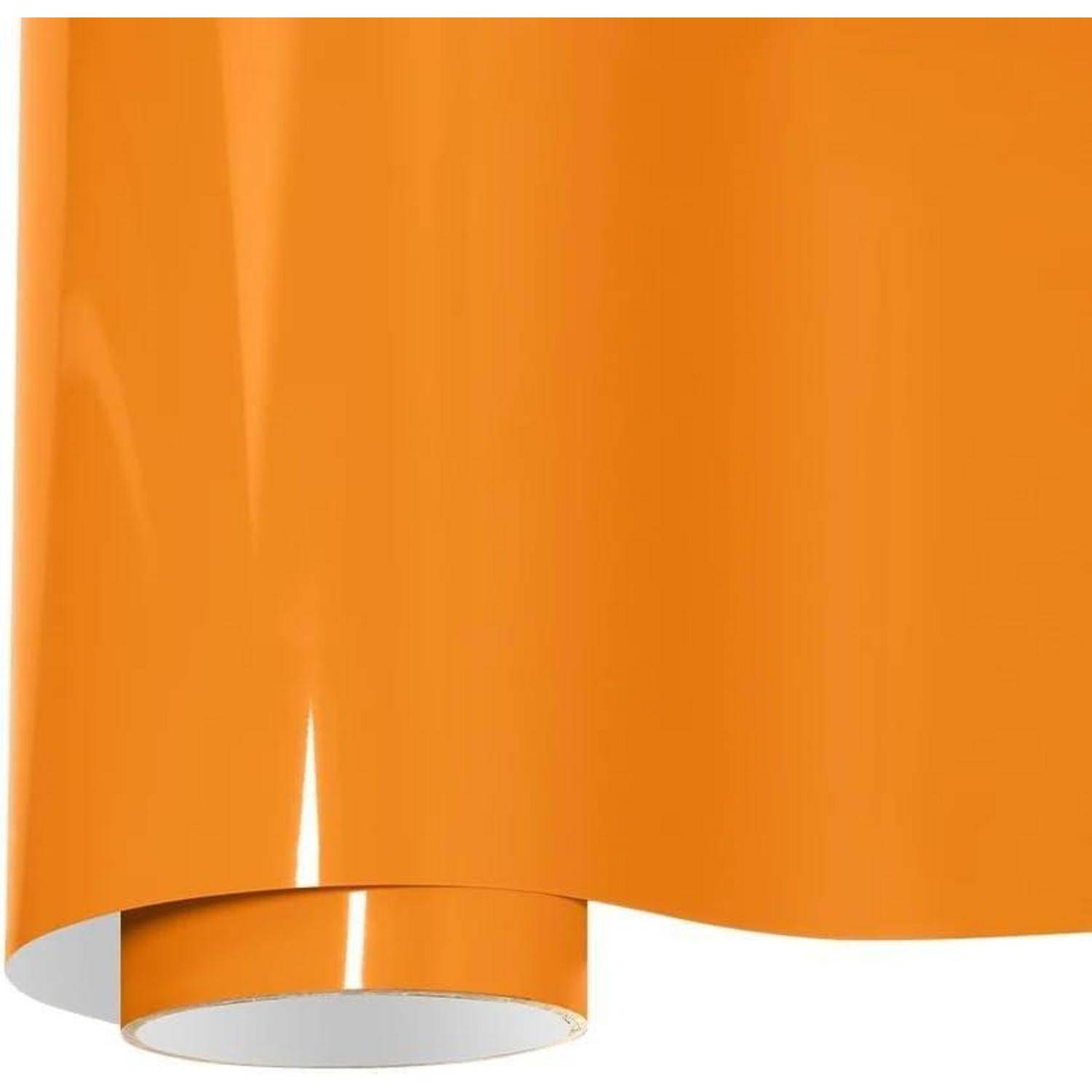 Nahaufnahme einer glänzenden orangefarbenen zylindrischen Hängeleuchte mit welligem unteren Rand, dargestellt vor weißem Hintergrund.