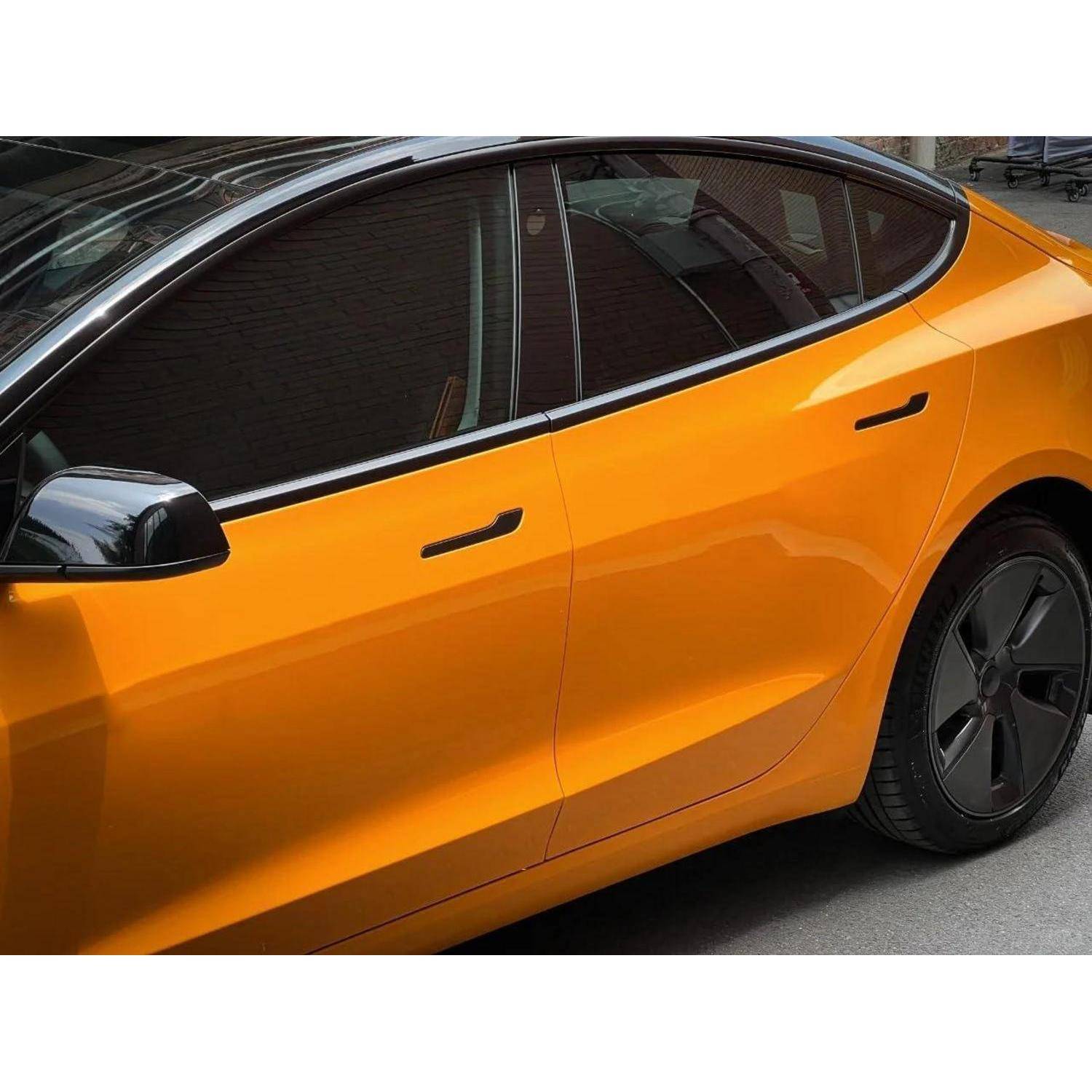 Orange Tesla Limousine Seitenansicht mit getönten Fenstern, schwarzem Zierleisten und dunklen Rädern, geparkt auf einer Straße.