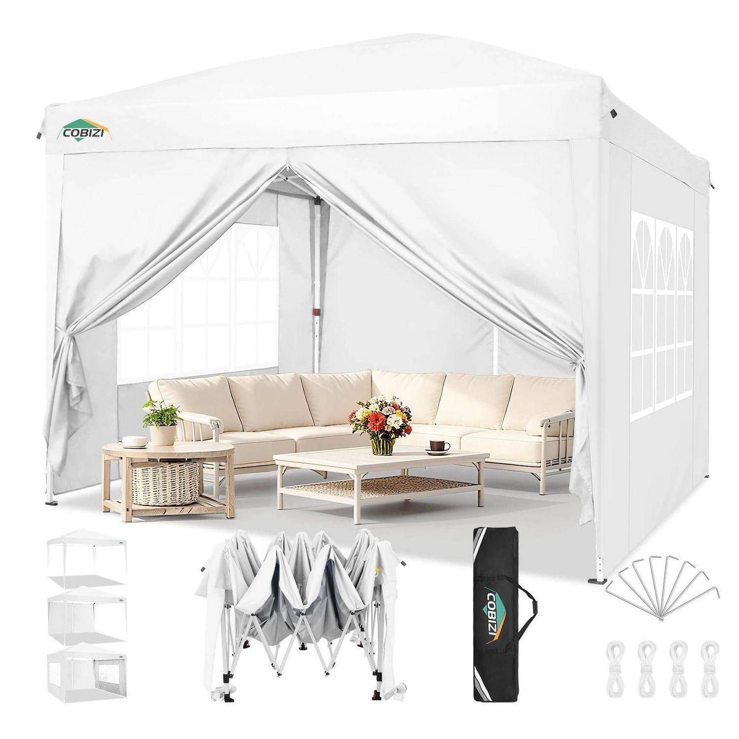 Weißes Pop-up-Baldachindach mit drapiertenVorhängen und einem eingerichteten Loungebereich im Inneren; Produkt mit Transporttasche, Heringen und Rahmenelementen darunter dargestellt.