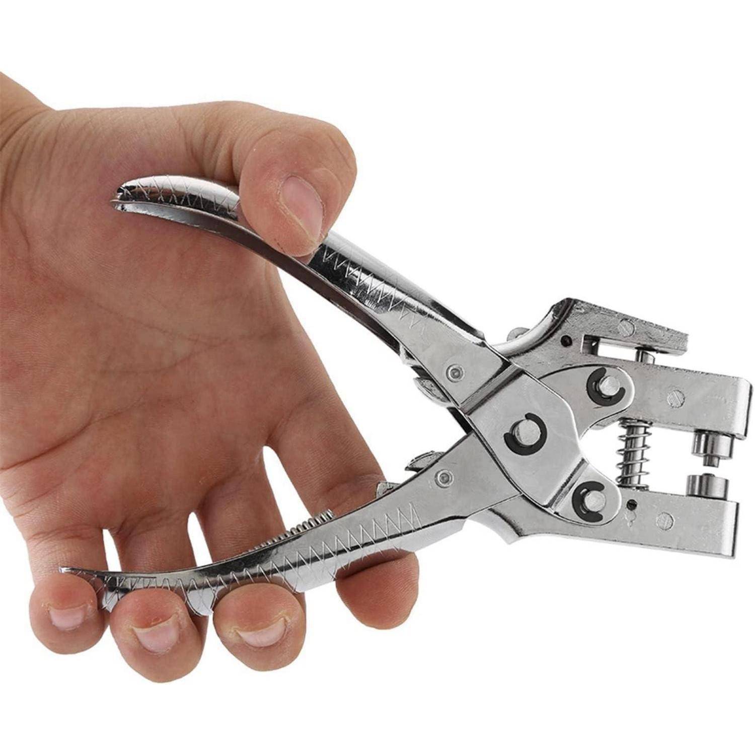 Eine Hand hält ein metallisches zangenähnliches Locheisen-Werkzeug mit federbelasteten Backen und gebogenen Griffen auf weißem Hintergrund.
