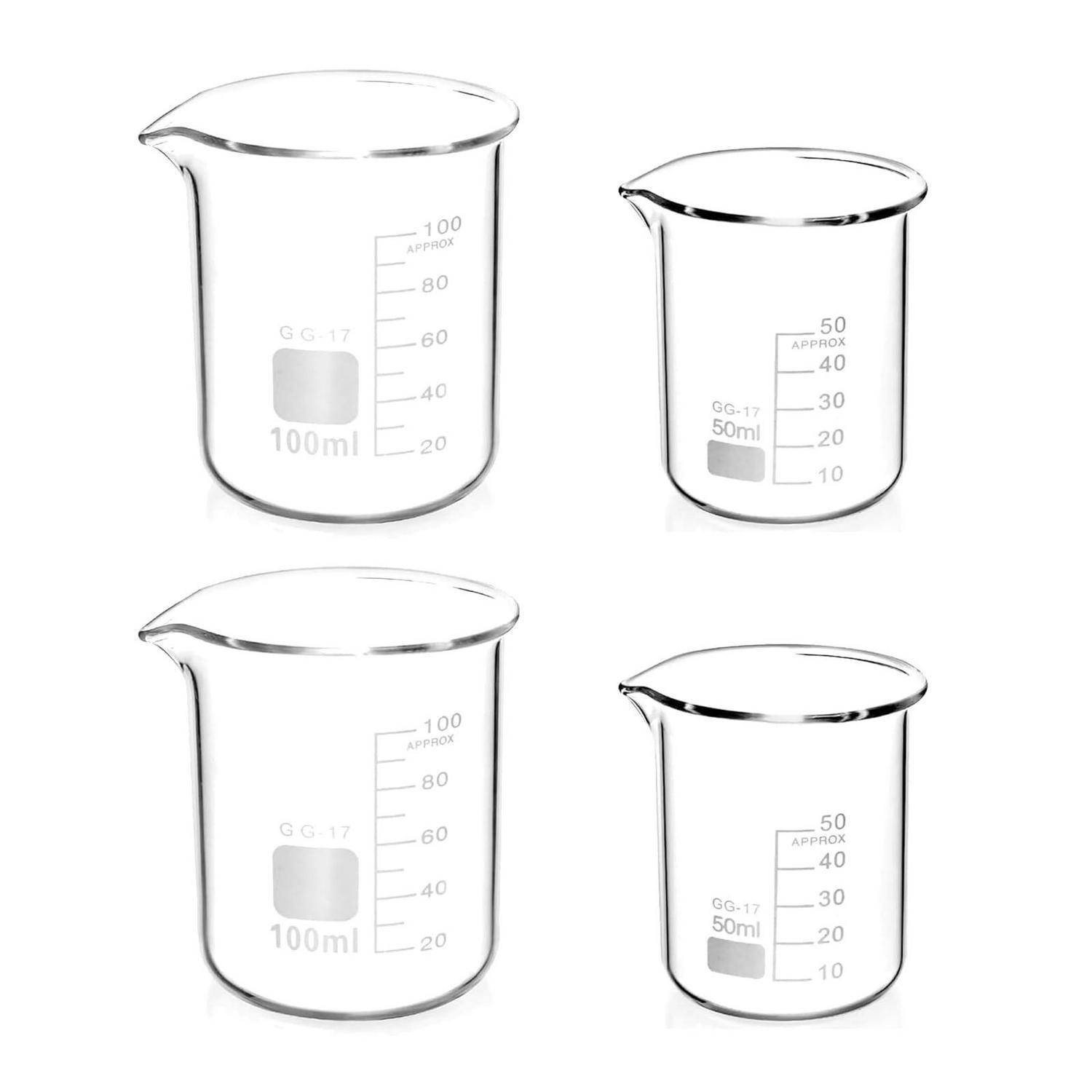 Vier klare Glaseprouvetten aus dem Labor, zwei 100 ml und zwei 50 ml, in einer 2x2-Anordnung mit Messskalen dargestellt.