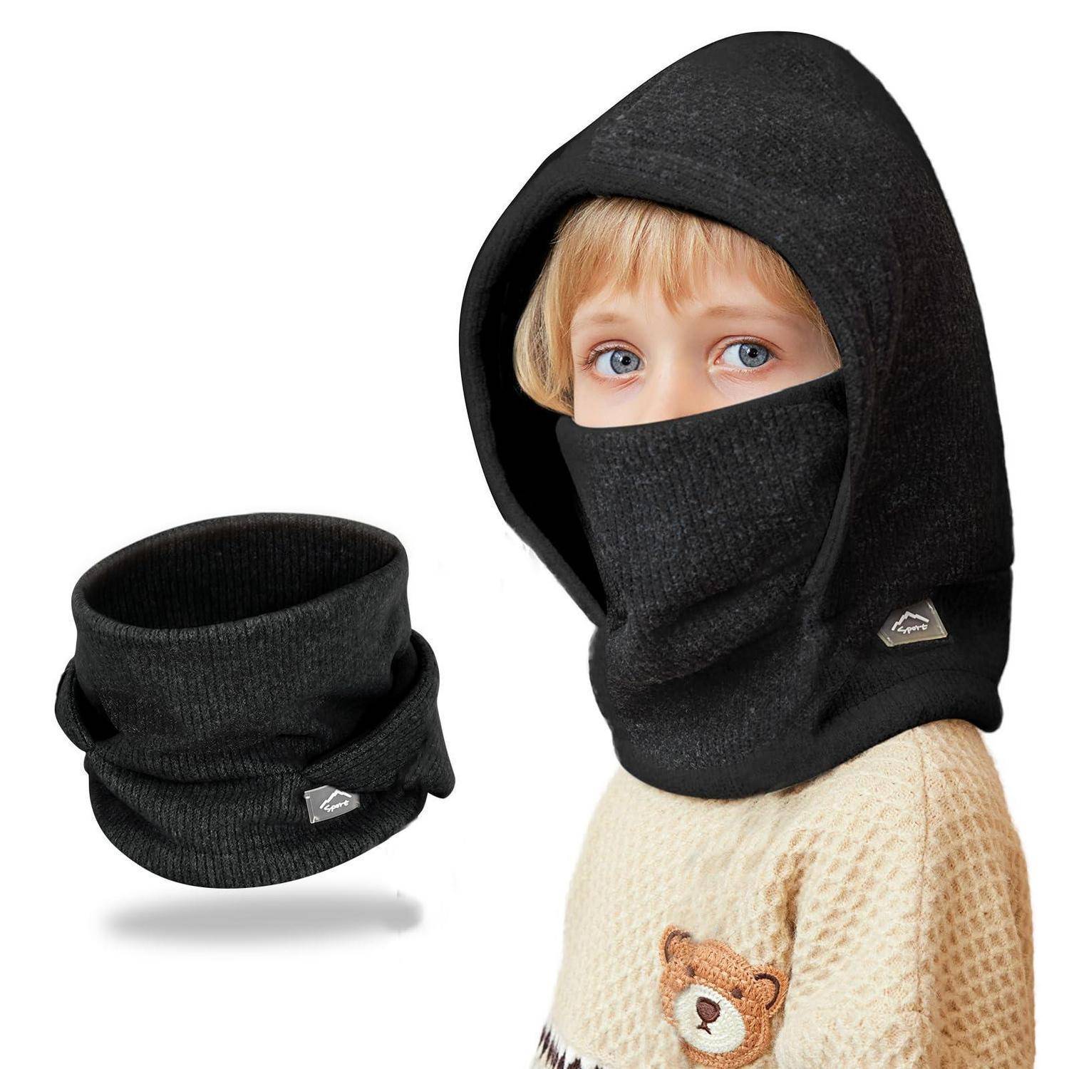 Kind trägt eine schwarze Strickwollmütze mit Gesichtsausschnitt und einen Halswärmer, gezeigt mit dem separaten Nackenwärmer neben dem Modell auf weißem Hintergrund.