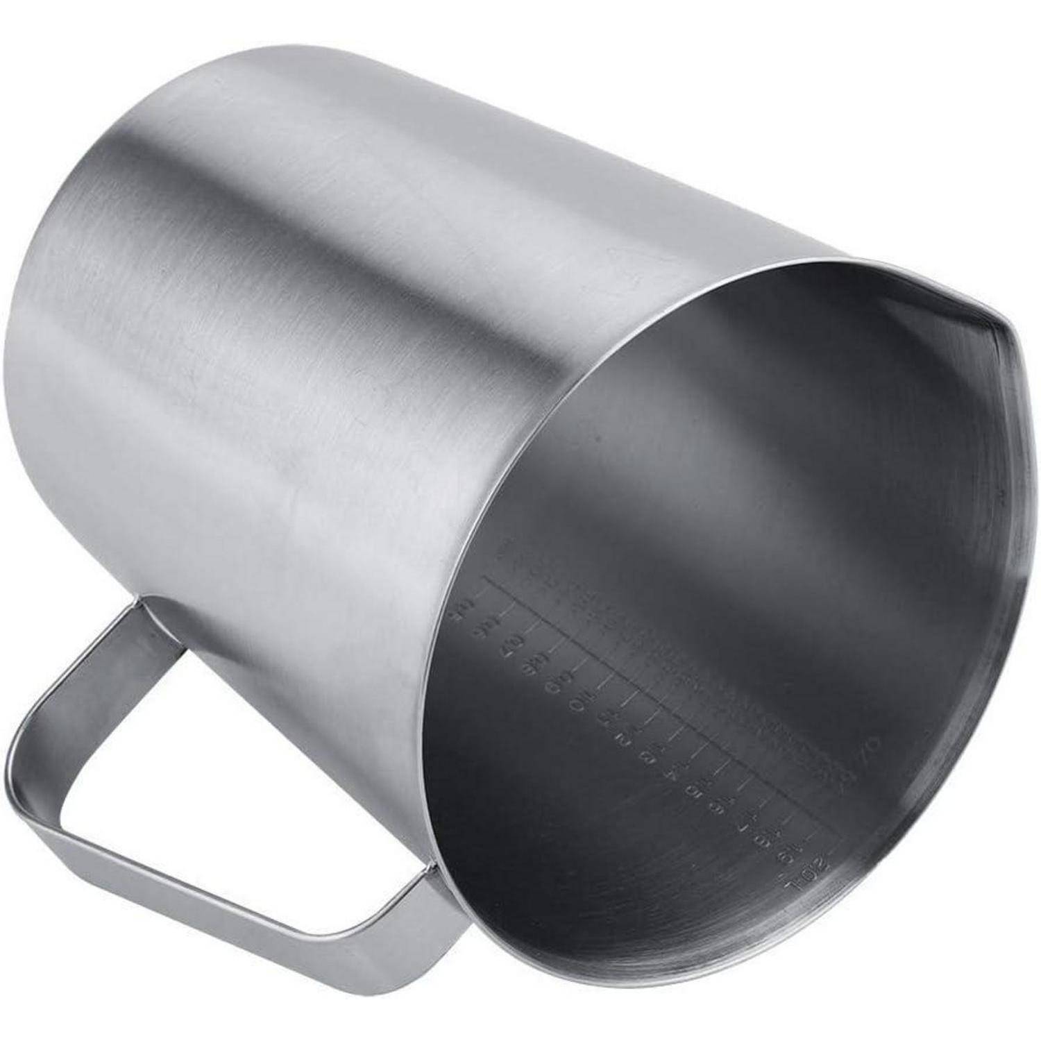 Messbecher aus Edelstahl in zylindrischer Form mit Griff, dargestellt auf weißem Hintergrund.