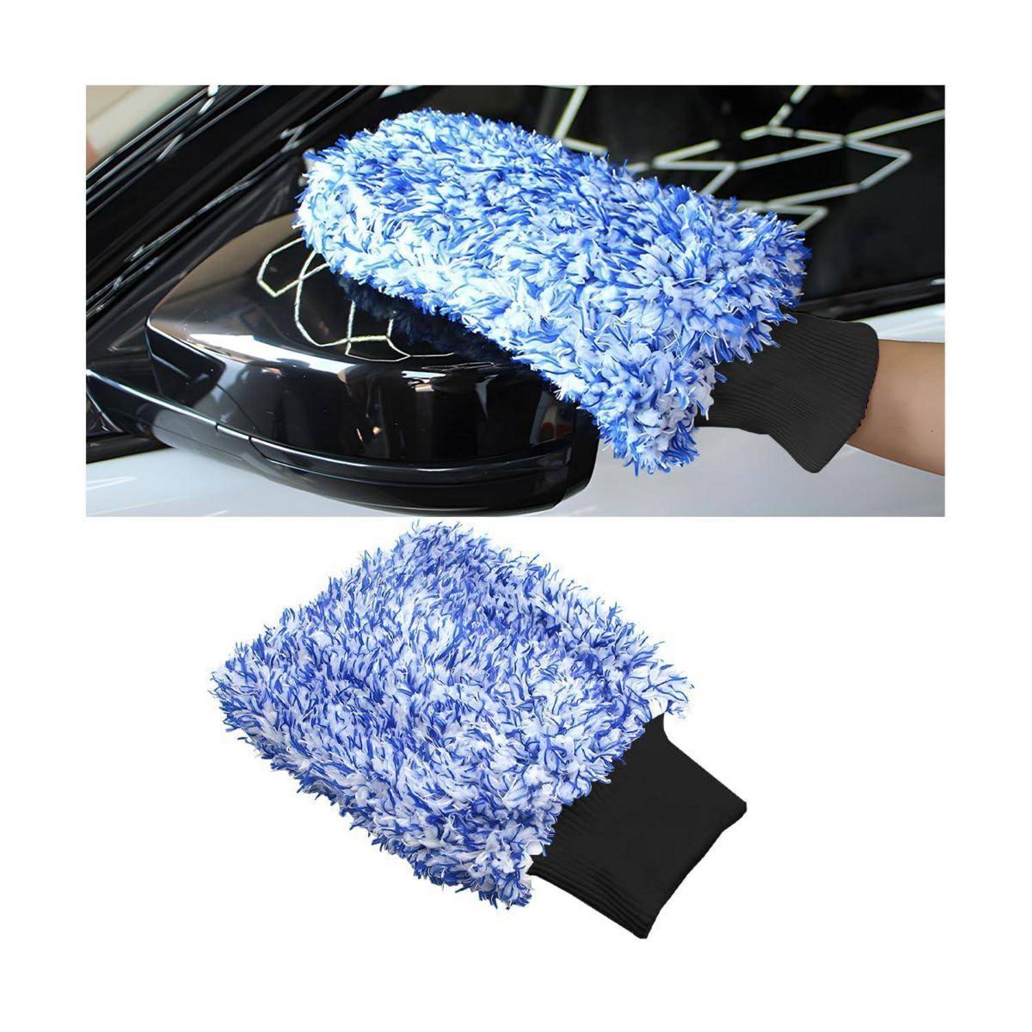Blauer Mikrofaser-Reinigungshandschuh wird verwendet, um einen Autoseitenspiegel abzuwischen, wobei der Handschuh separat unten auf weißem Hintergrund gezeigt wird.