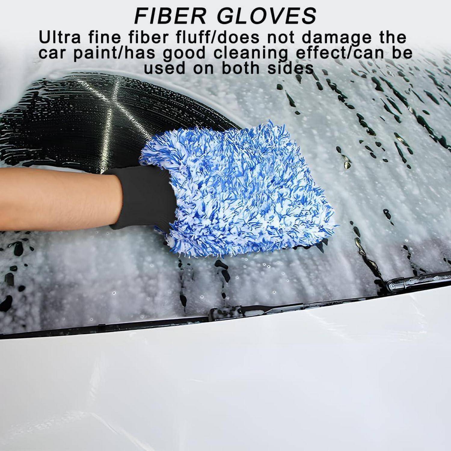 Hand mit einem blauen Mikrofaser-Handschuh beim Waschen einer Autoscheibe; Text besagt „FIBER GLOVES