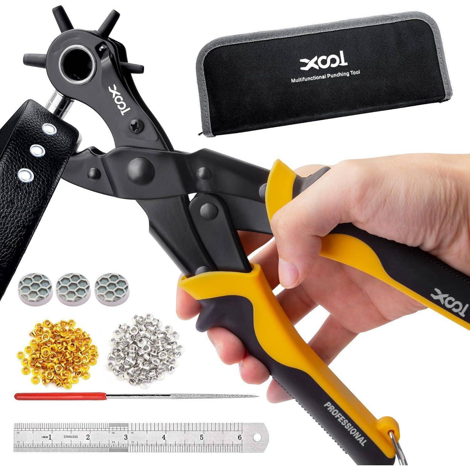 Hand hält einen schwarzgelben Xool Multifunktions-Lederlochstanzer mit Stanzköpfen, einem Etui, Ösen, Werkzeug und Lineal auf weißem Hintergrund.