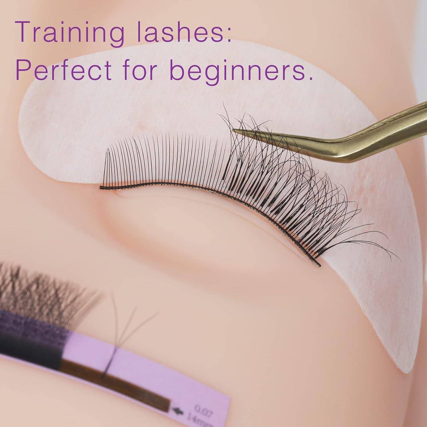 Trainings-Wimpern Übungsstreifen auf einem Mannequin-Auge, mit Pinzetten beim Anbringen von künstlichen Wimpern; Text lautet „Trainings-Wimpern: Perfekt für Anfänger.