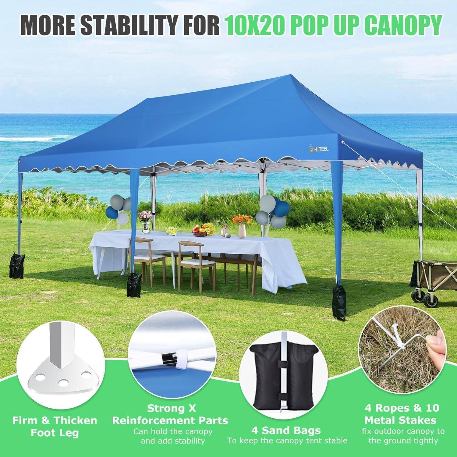 Blaues 10x20 Pop-up-Zelt auf einem grasbewachsenen Rasen am Meer mit einem Tisch darunter; die Grafik hebt Stabilitätsfunktionen hervor: dicke Fußbeine, verstärkte Teile, Sandsäcke, Seile und Metalldübel.