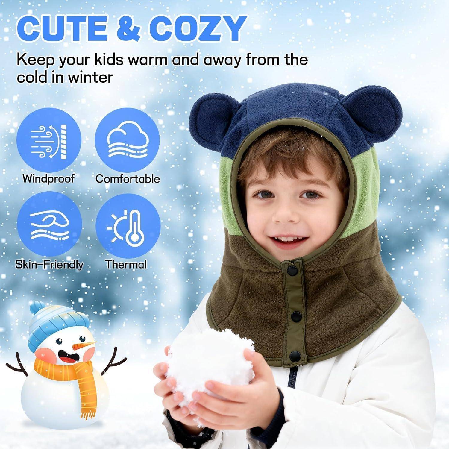 Winterkindermütze mit Kapuze in einer Anzeige, die ein Kind in einer blaugrünen Kapuze mit Bärenohren zeigt, das Schnee hält, mit dem Text „NIEDLICH & GEMÜTLICH