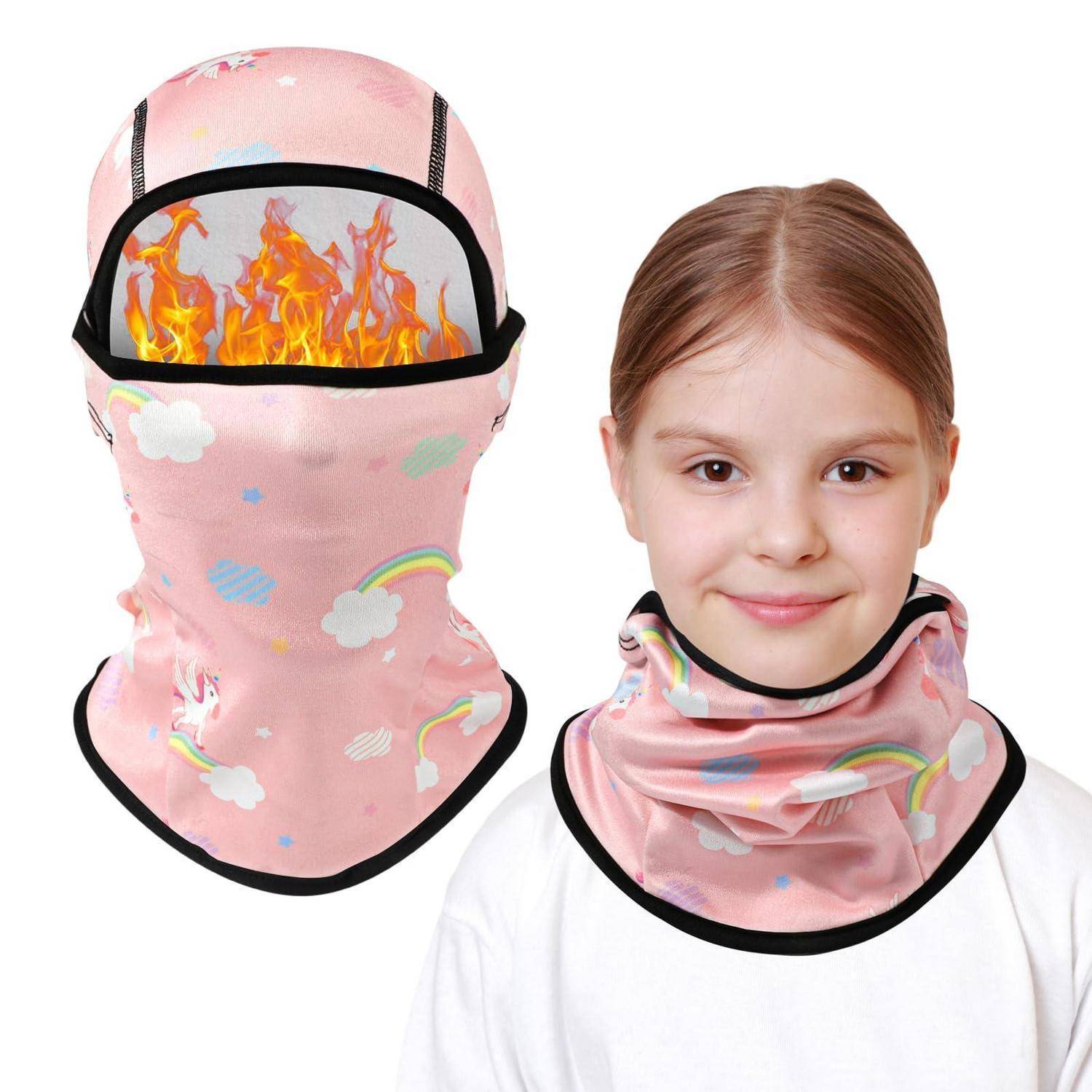 Mädchen, das einen rosa gemusterten Halstuch trägt; die Einfügung zeigt dasselbe Halstuch, das wie eine Sturmhaube über das Gesicht gezogen ist, mit einer Netzöffnung für die Augen und einer Flammengrafik.