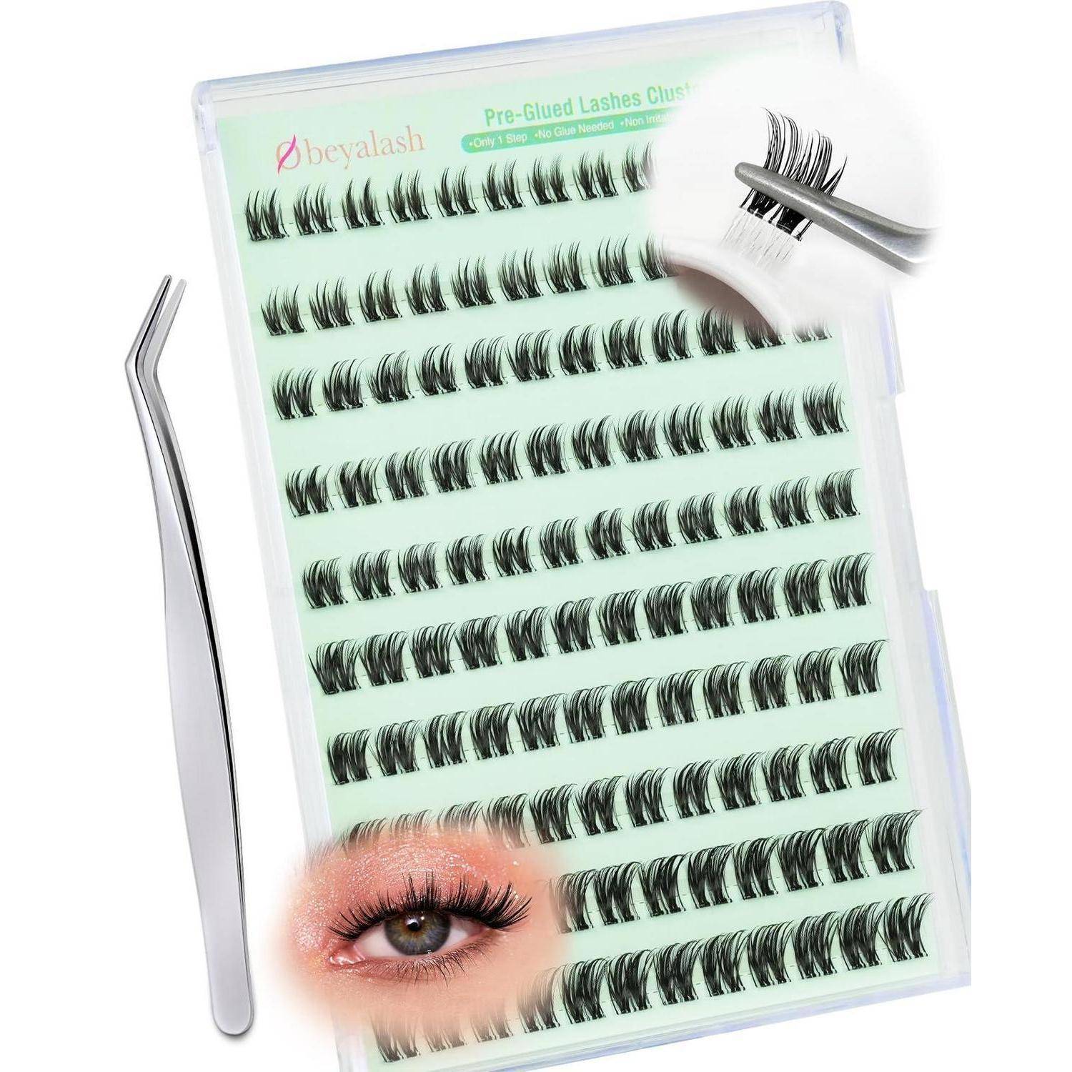 Vorbereitetes Tablett mit falschem Wimpernverlängerungssatz mit Pinzette und ein Auge, das das Aussehen der angebrachten Wimpern zeigt.