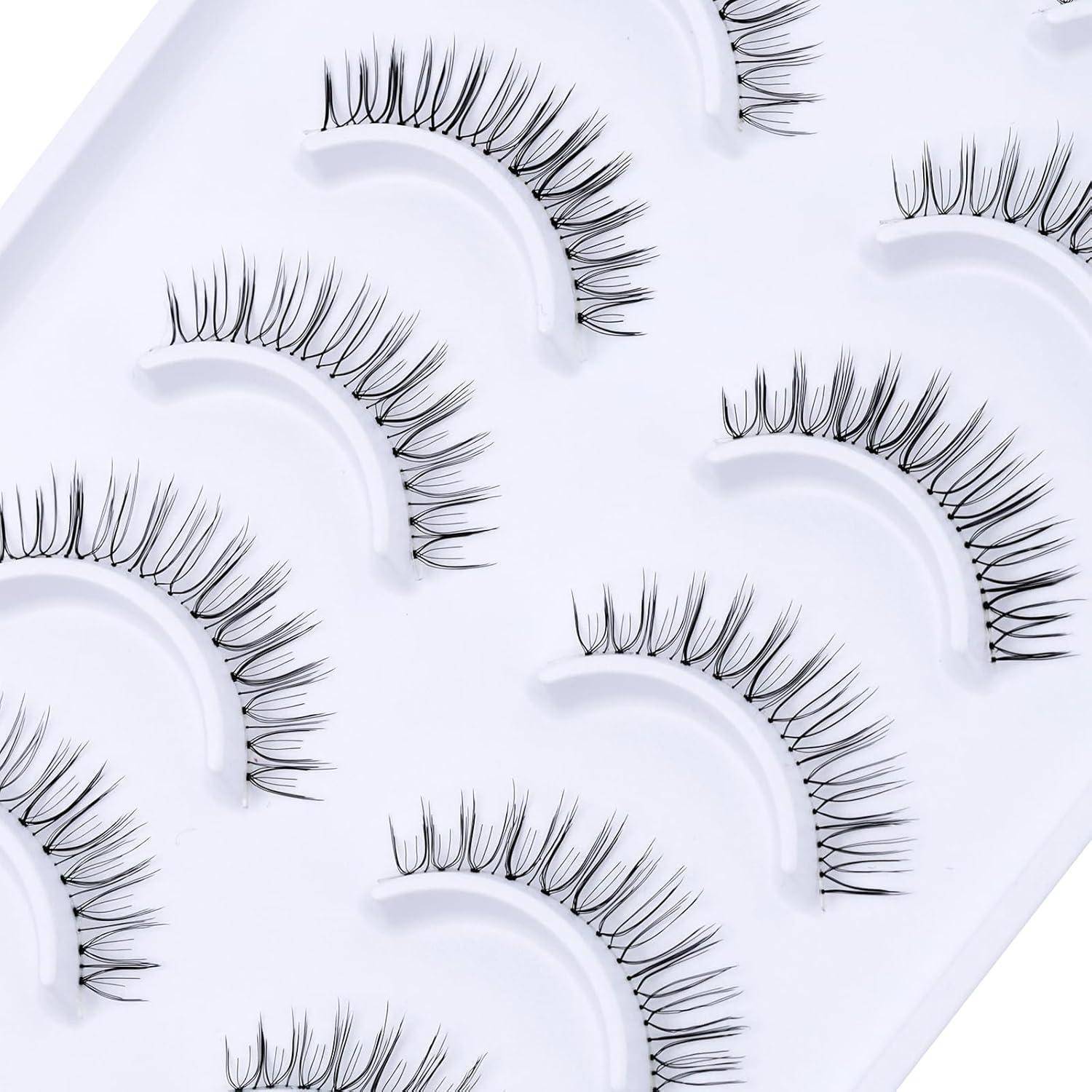 Sortierte künstliche Wimpern auf einem weißen Präsentationstablett angeordnet.