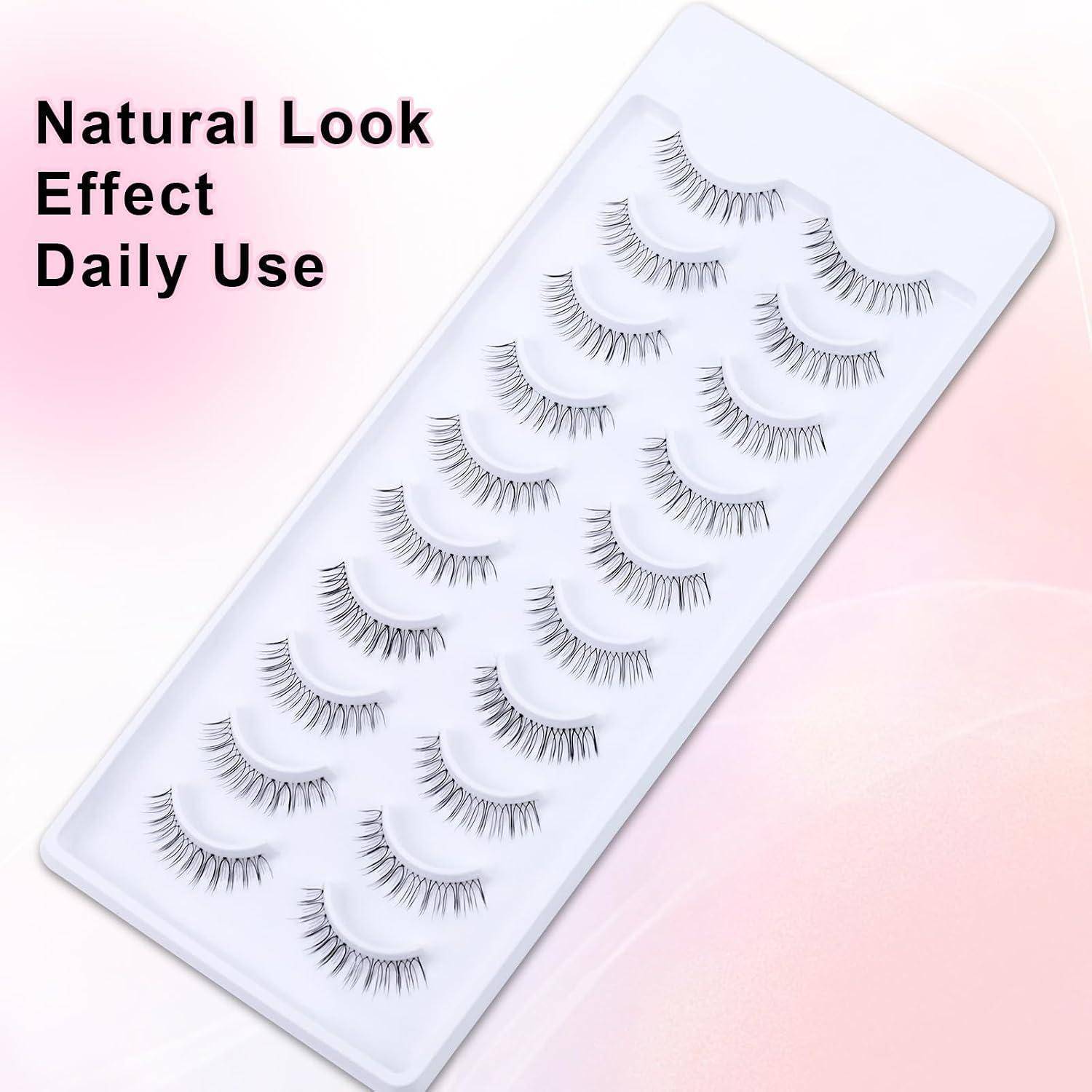 Packung mit künstlichen Wimpernstreifen auf einem weißen Tablett mit dem Text „Natural Look Effect Daily Use