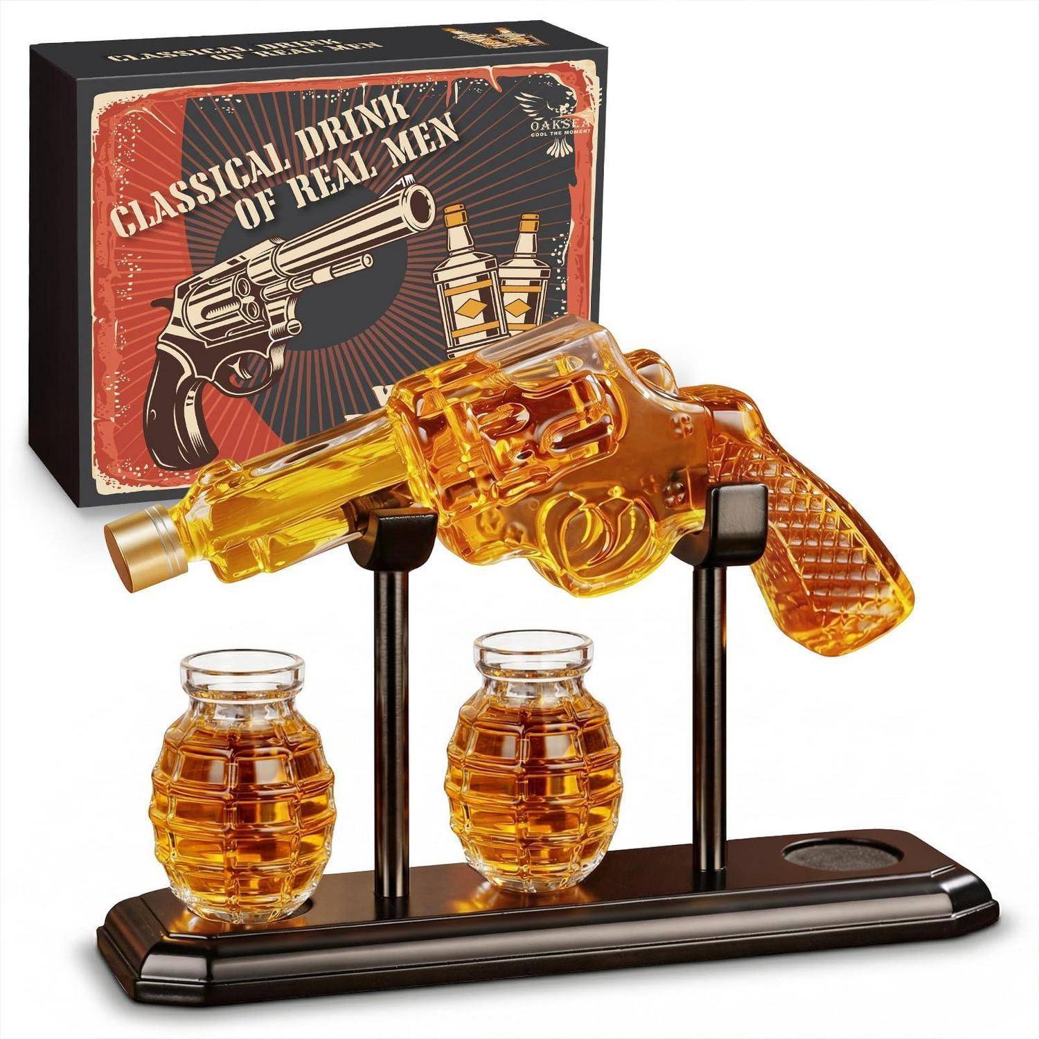 Bernsteinfarbene Whiskeyflasche in Revolverform auf einem Ausstellungsständer, dahinter zwei Schnapsgläser und eine Box mit der Aufschrift „Klassisches Getränk echter Männer