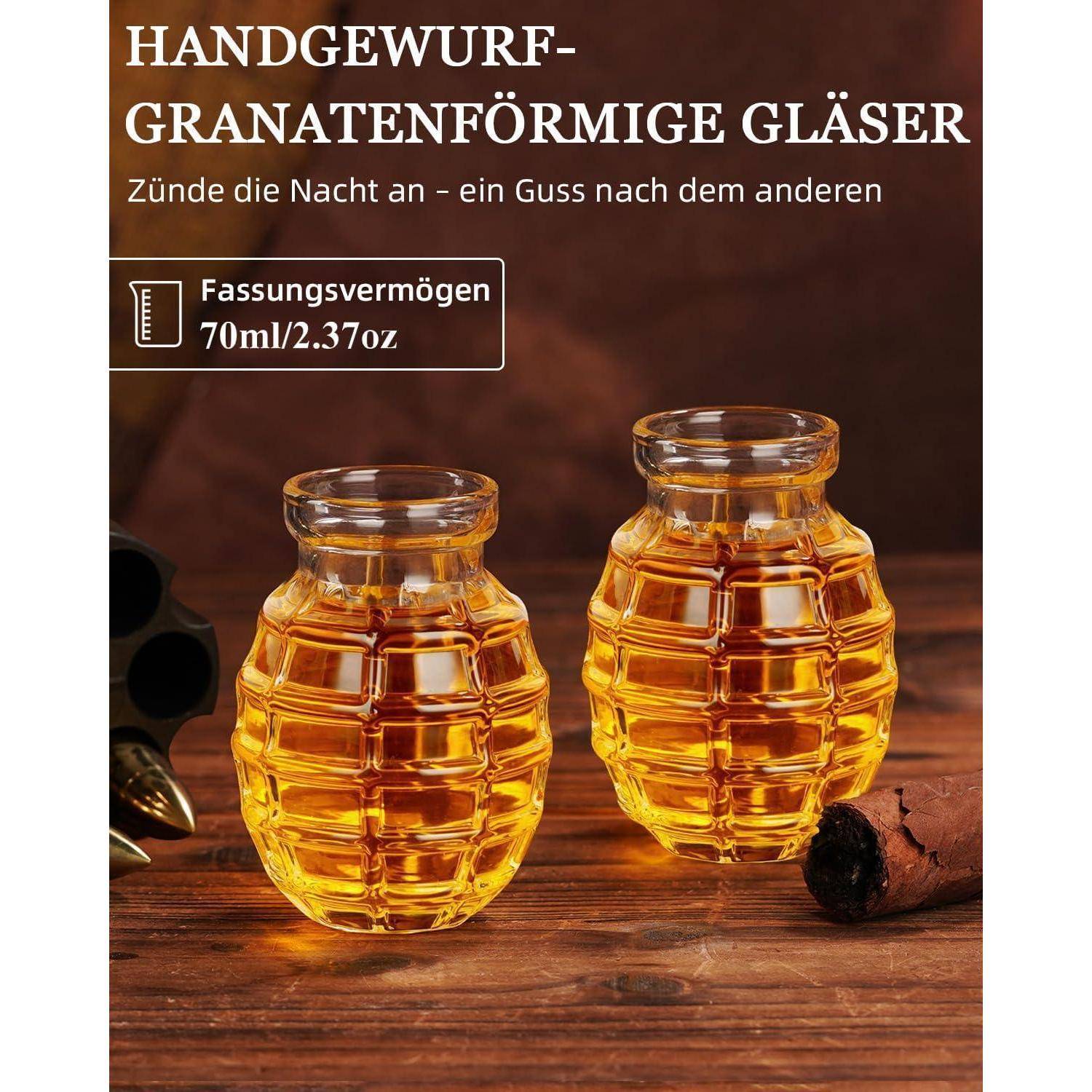 Zwei granatenförmige Glaskrüge auf einer Holzoberfläche mit deutschem Text, der handgeblasene Gläser bewirbt, Fassungsvermögen jeweils 70 ml.