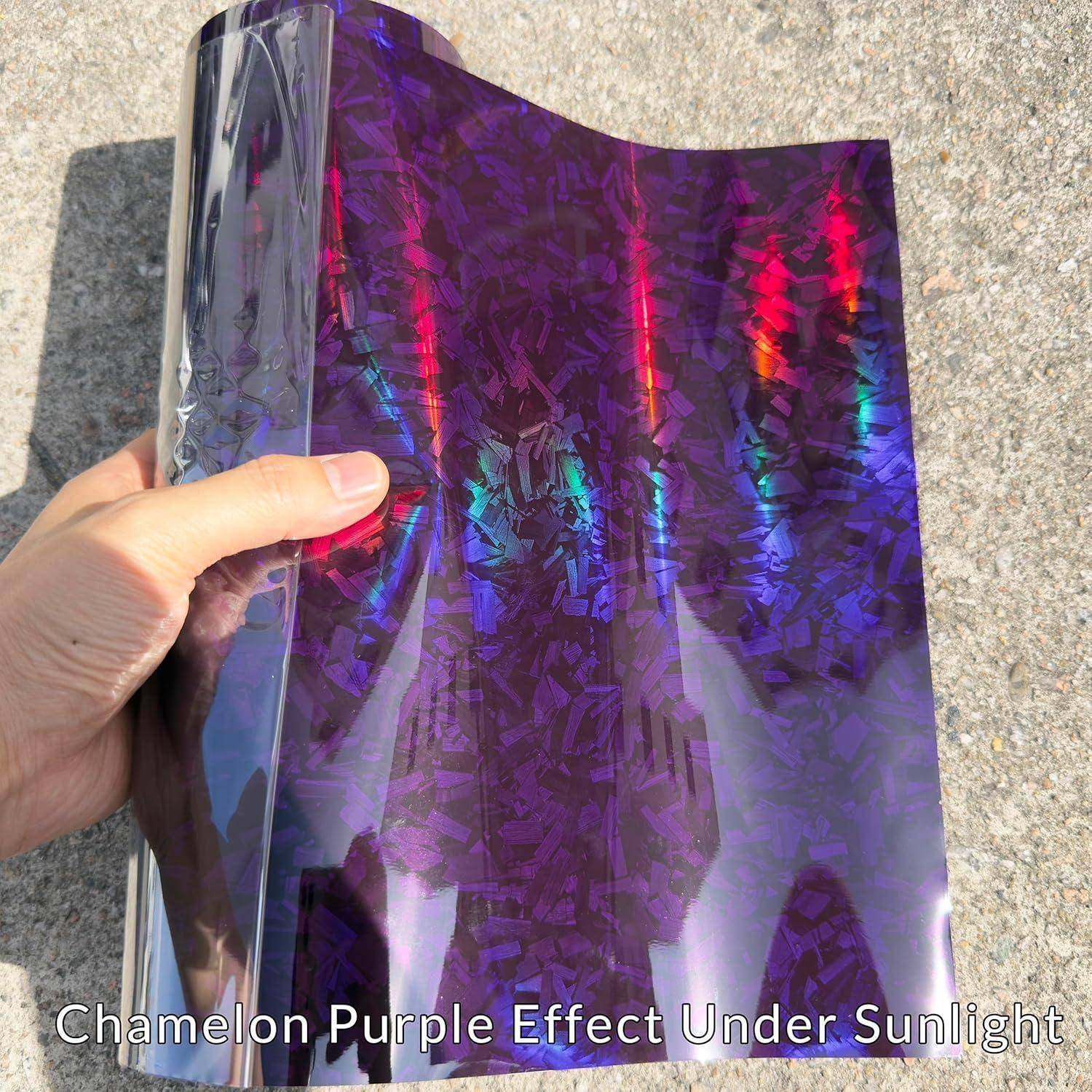 Hand hält einen glänzenden violetten Chamäleon-Effekt-Film im Freien, der irisierend regenbogenfarbene Reflexionen in der Sonneneinstrahlung zeigt.