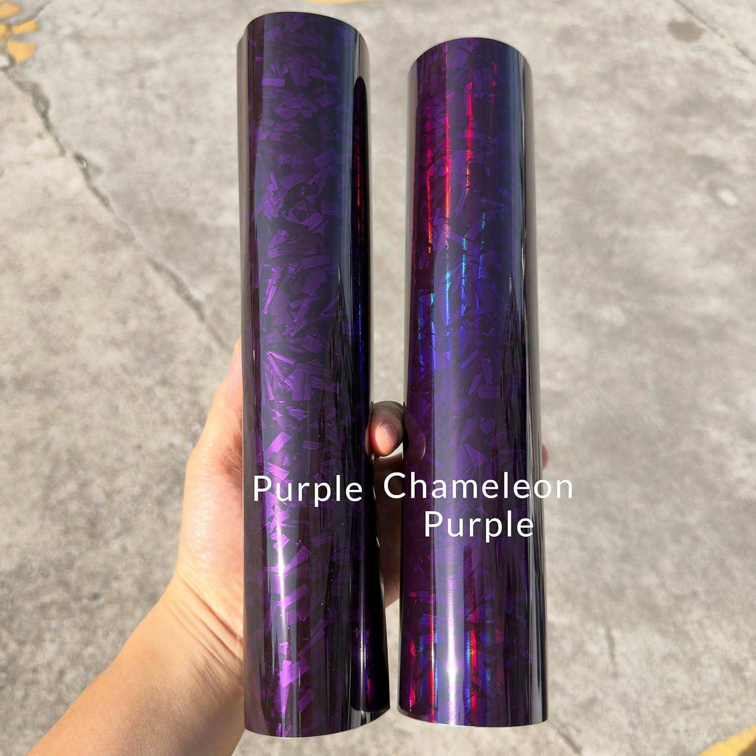 Zwei zylindrische Rollen aus glänzender violetter Chamäleon-Folie werden aufrecht in einer Hand gehalten, mit der Bezeichnung „Purple Chameleon Purple