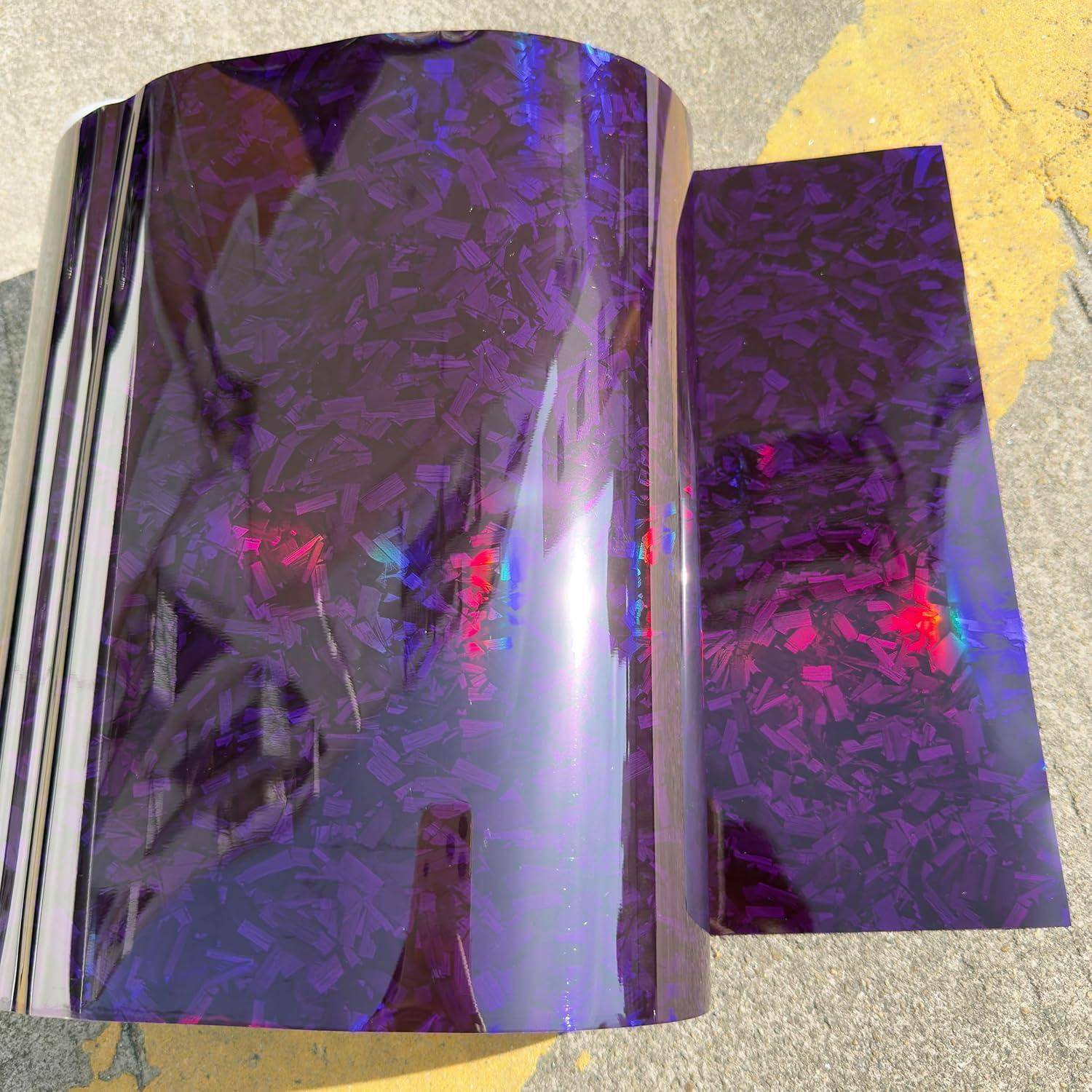 Ein Blatt glänzender violetter holografischer Film mit einem reflektierenden schillernden Muster, teilweise zurückgeschält, um sein flexibles Material zu zeigen.