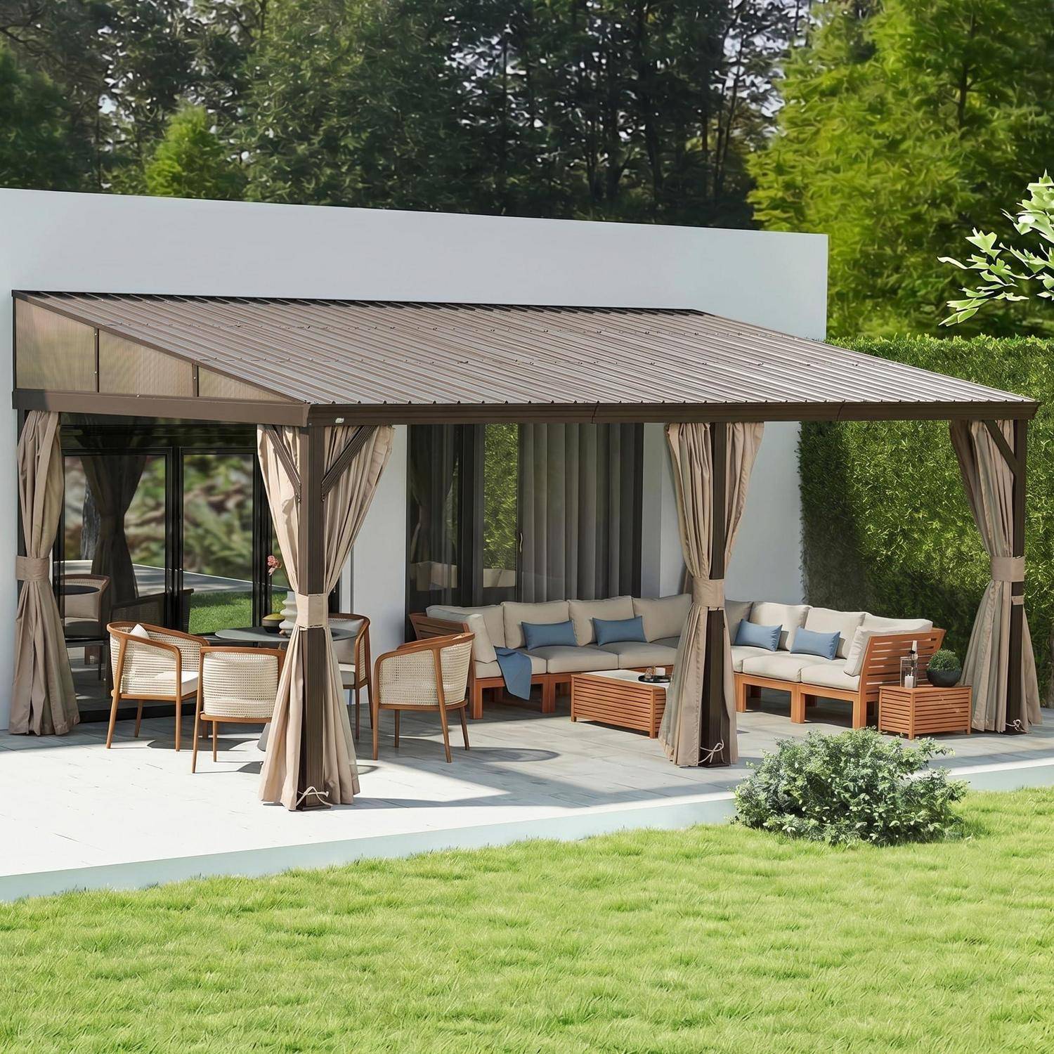 Outdoor-Terrasse mit modernem Pergola, Vorhängen und gepolstertem Sitzmöbelset neben einem Haus, mit Blick auf einen grünen Rasen und Bäume.