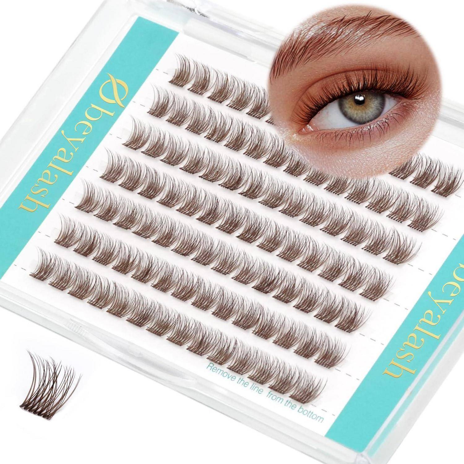 Nahaufnahme von künstlichen Wimpernstreifen in einem klaren Präsentationskoffer mit einem Modellauge, das den gewünschten Wimpernlook zeigt.