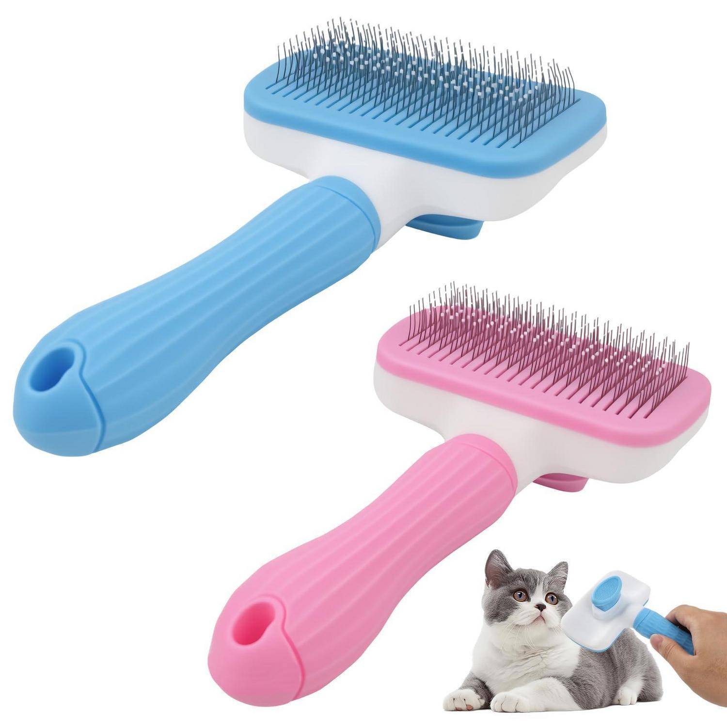 Zwei Haustierbürsten zum Pflegen, eine blau und eine rosa, mit feinen Metallborsten; eine Hand verwendet die blaue Bürste, um eine Katze zu pflegen.