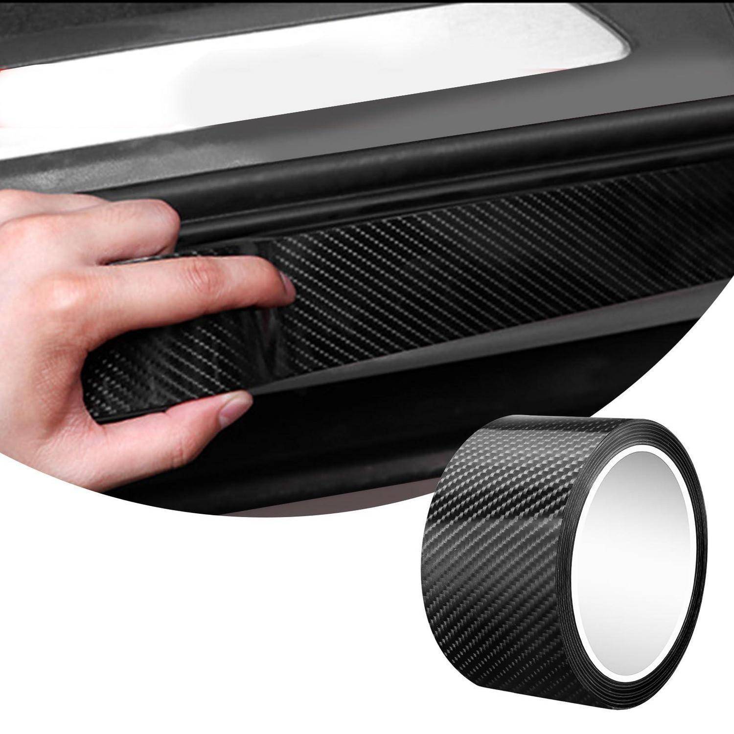 Hand, die schwarzes Kohlefaser-Klebeband auf eine Autoinnenraum-Verkleidung aufbringt, mit einer Rolle des Bandes, die unten gezeigt wird.