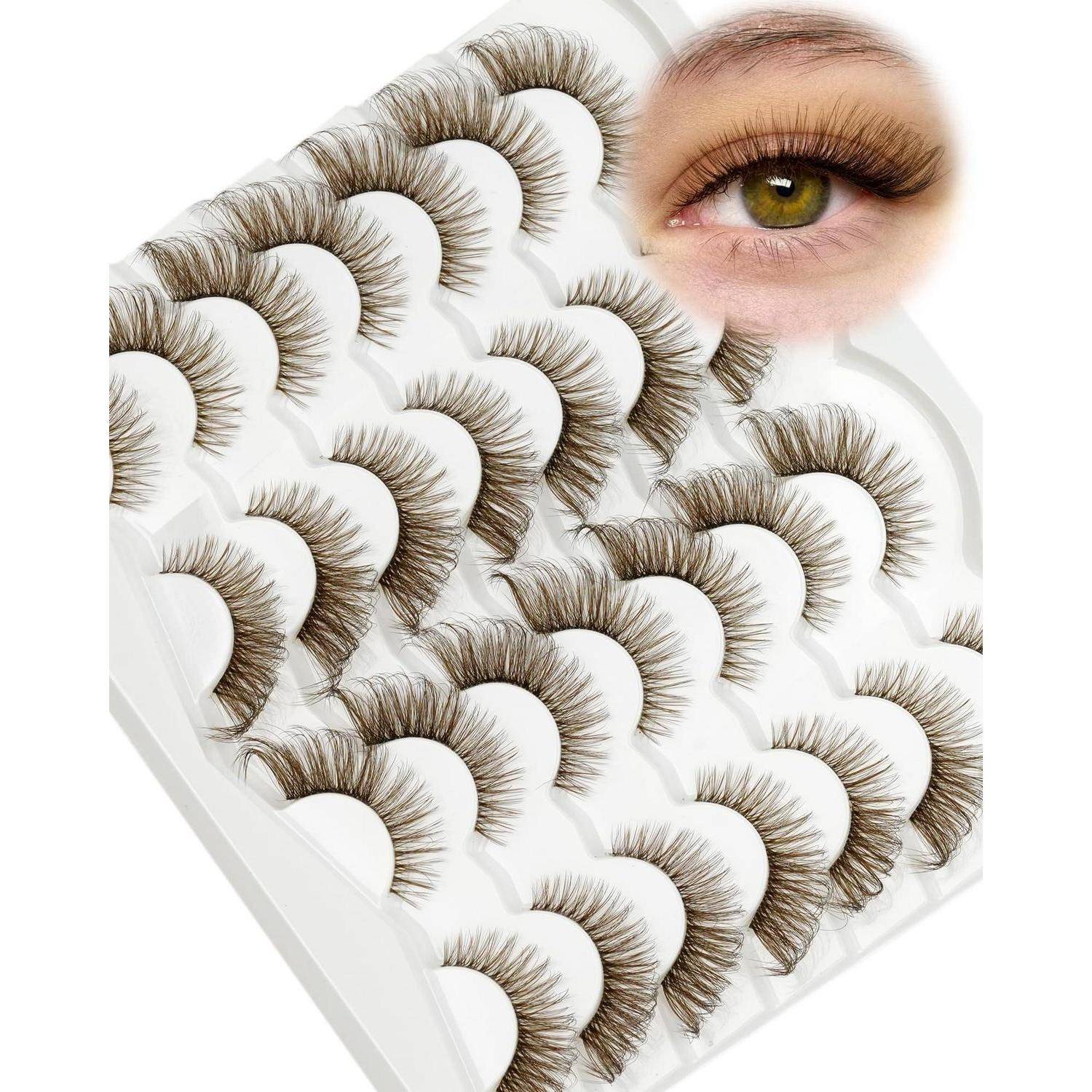 Tablett mit falschen Wimpern mit einer Nahaufnahme des Auges, die die Wimpern in Gebrauch zeigt und als Kosmetikprodukt-Display präsentiert.