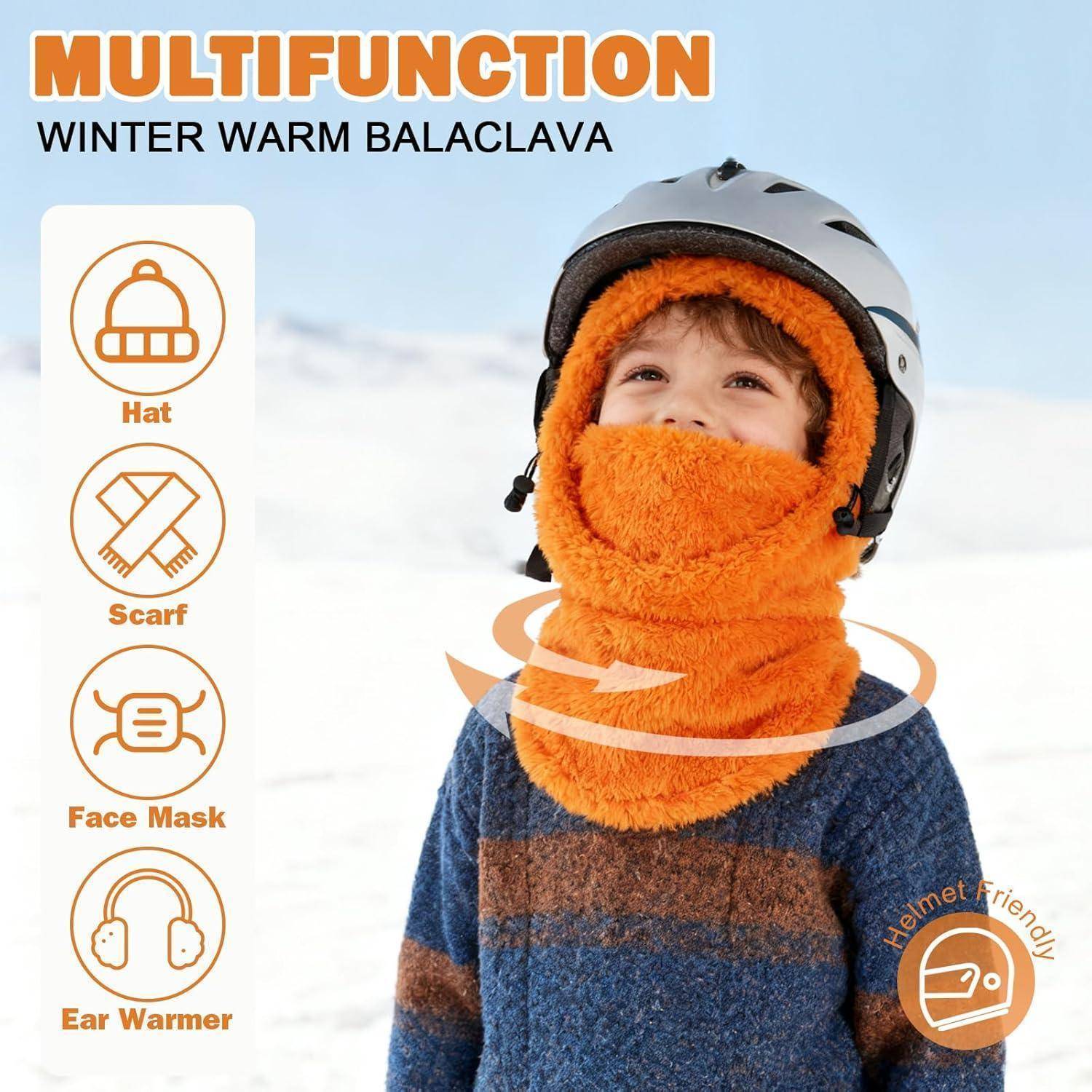 Kind mit orangem Winterbalaclava unter einem Fahrradhelm; gekennzeichnet als Multifunktionsmütze, Schal, Gesichtsmaske und Ohrenwärmer.