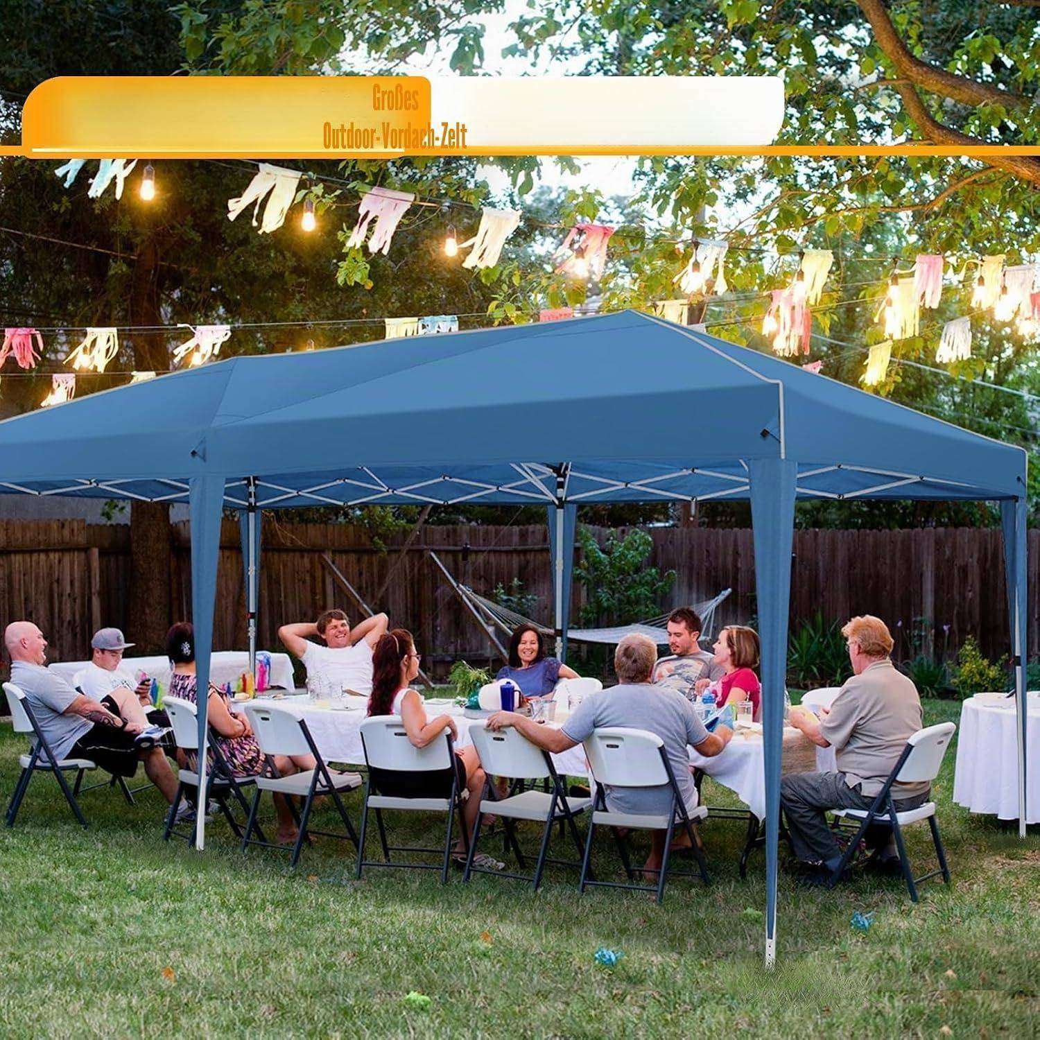 Gruppe von Menschen, die an einem langen Tisch unter einem blauen Baldachin im Hinterhof sitzen und an einem Außen-Familientreffen teilnehmen, mit Lichterketten über ihren Köpfen.