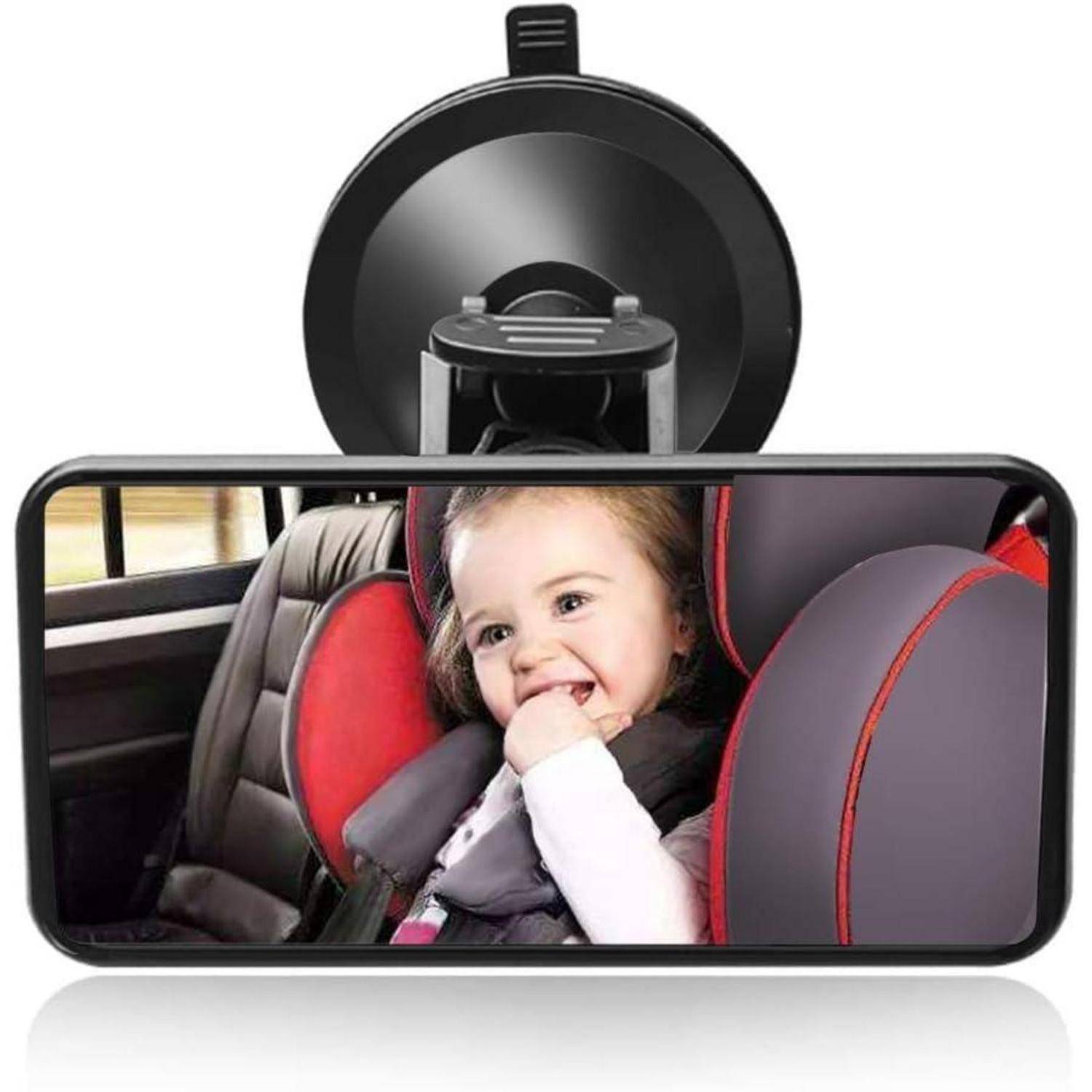 Rücksitz-Babyspiegel mit Saugnapfhalterung, der ein lächelndes Kind in einem Autositz zeigt, das sich im Spiegel spiegelt.