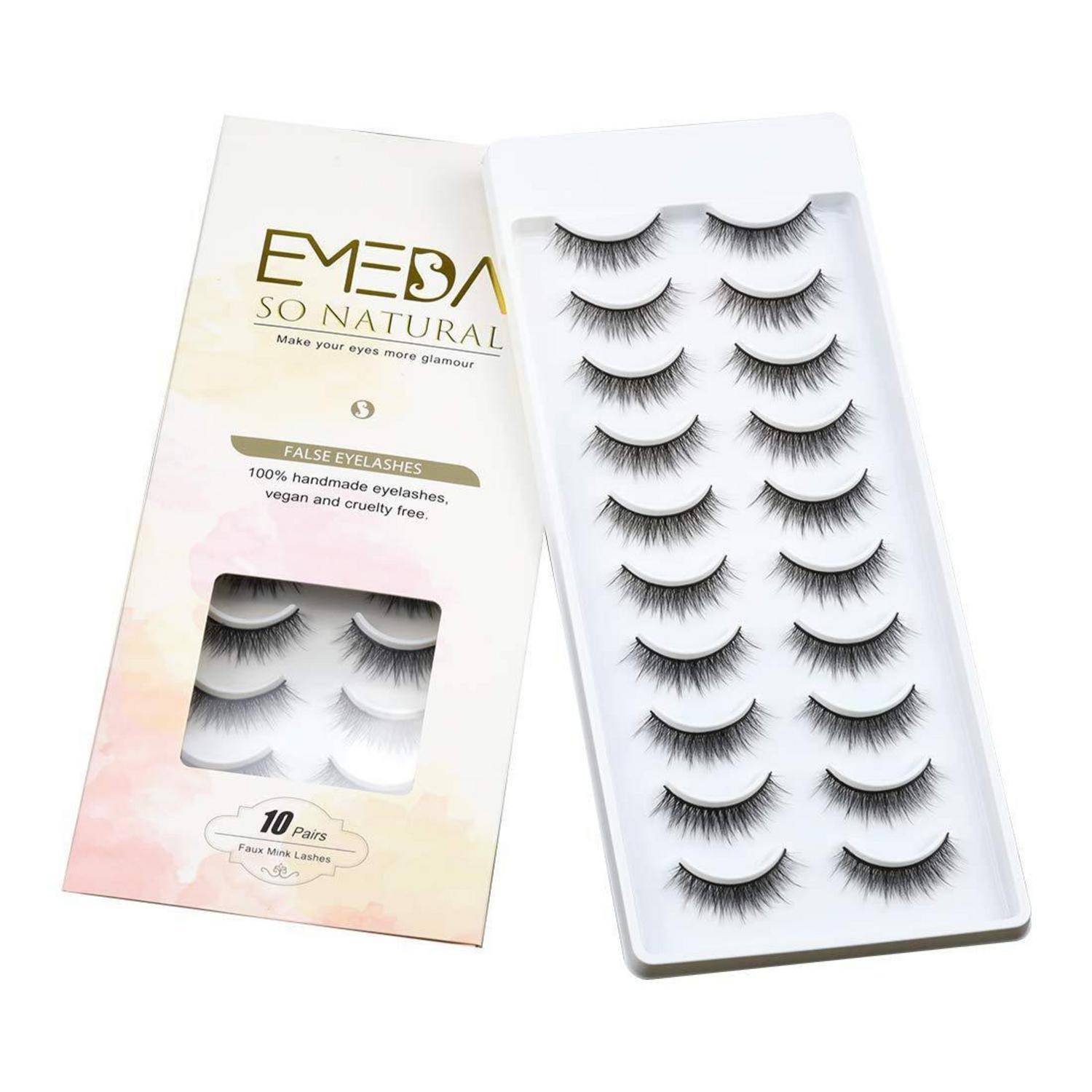 Offene Schachtel mit EMESA So Natural Wimpern mit mehreren Paaren, die in einem Tablett neben der Markenverpackung angeordnet sind.