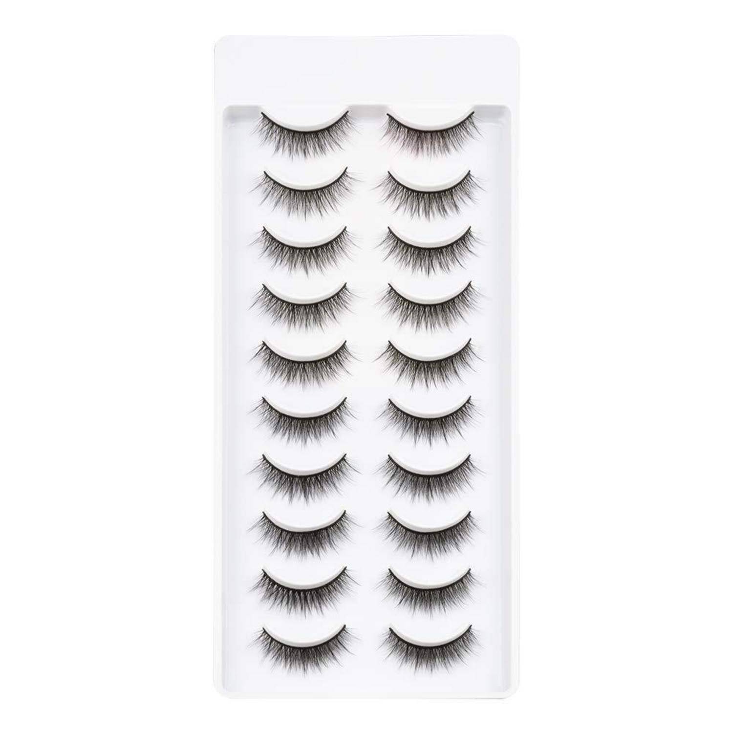 Ein transparentes Kunststofftablett, das mehrere Paare künstlicher Wimpern in zwei Spalten angeordnet hält.
