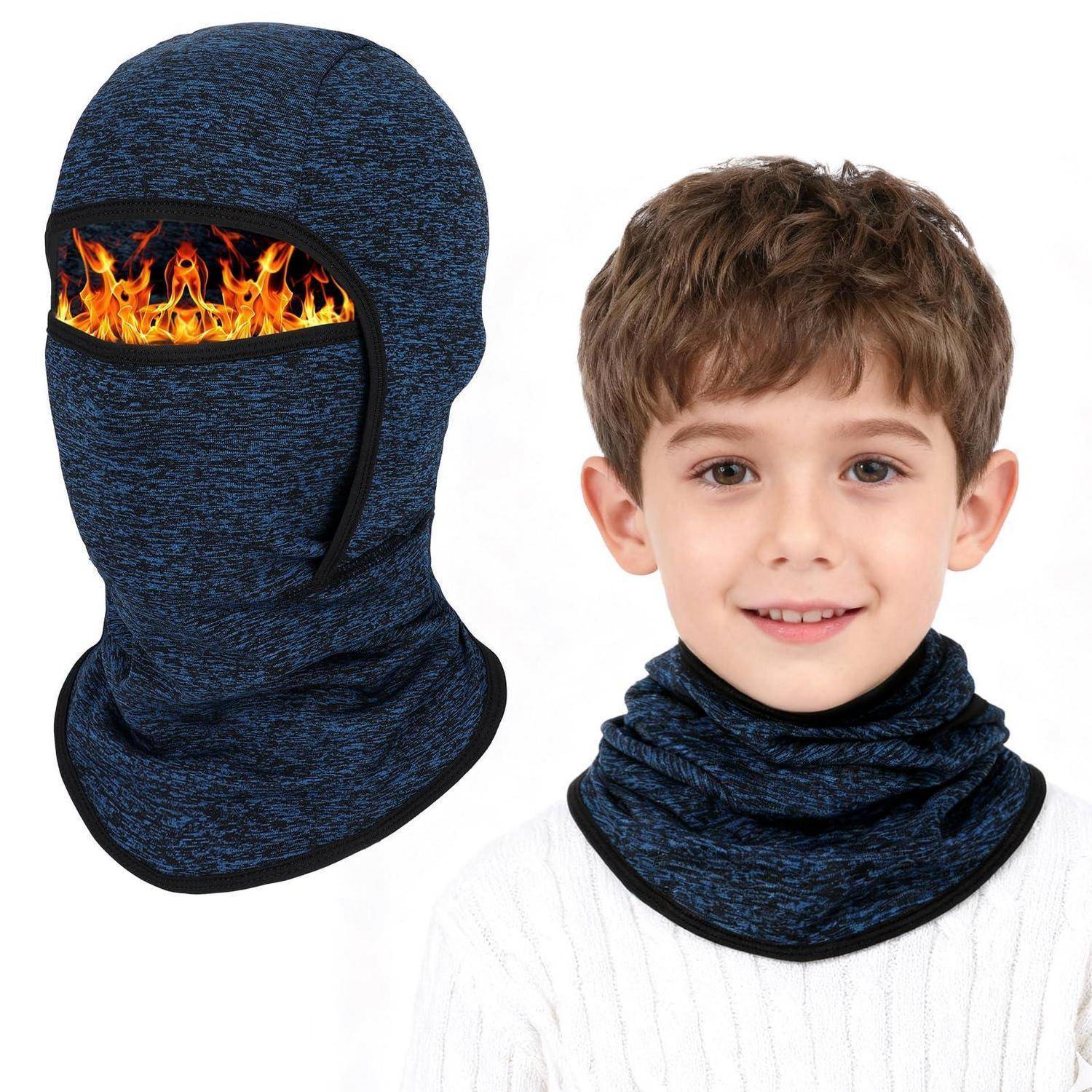 Eine blaue Sturmhaube mit einem flammendem Auge, das sich öffnet, wird neben einem Jungen gezeigt, der einen passenden blauen Halstuch und ein weißes Hemd trägt.