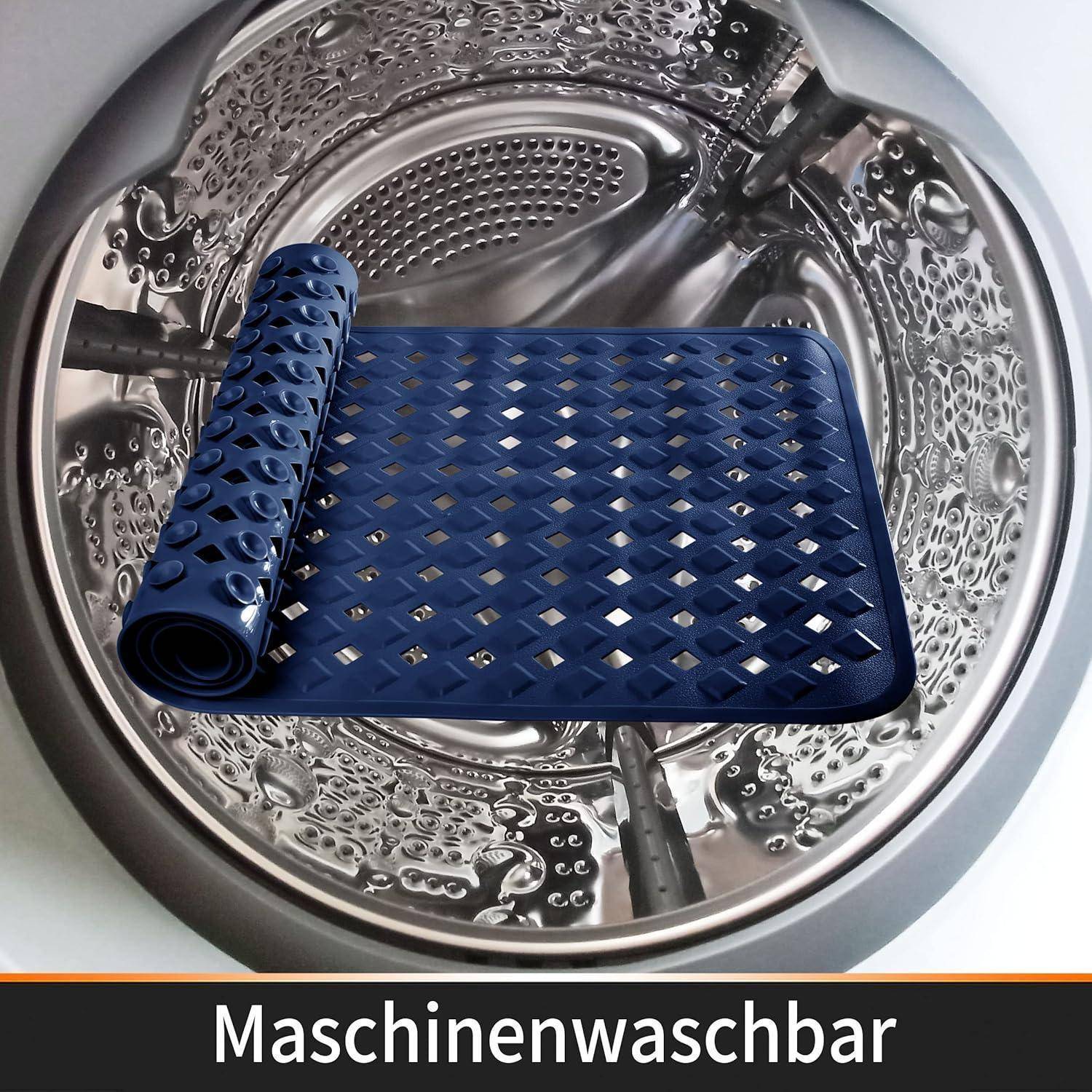 Blauefarbene perforierte Matte, die in einer Waschmaschinen­trommel aufgerollt ist, mit dem deutschen Text „Maschinenwaschbar