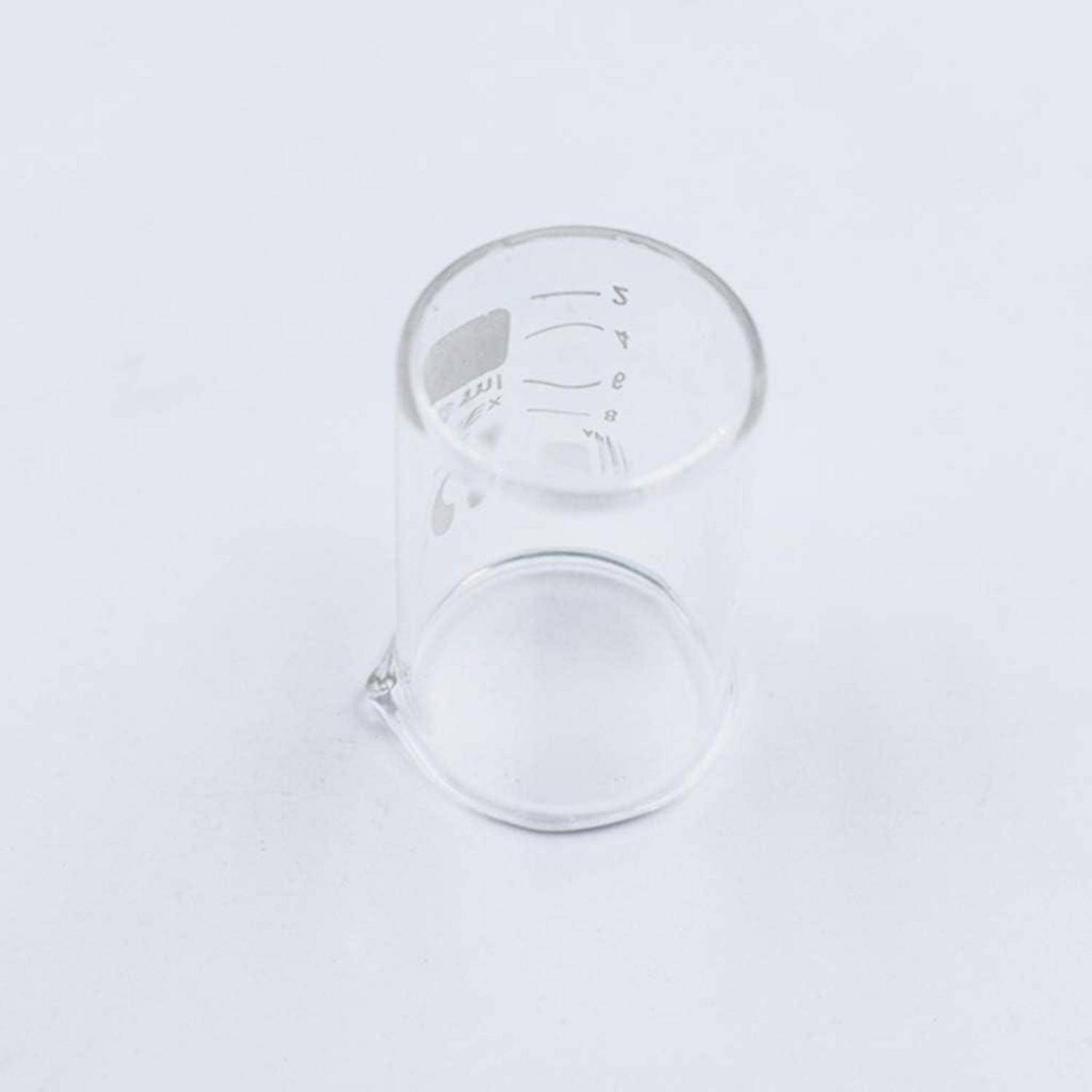 Klares Glastechnik-Becherglas mit Volumenmarkierungen, leer auf weißem Hintergrund dargestellt.