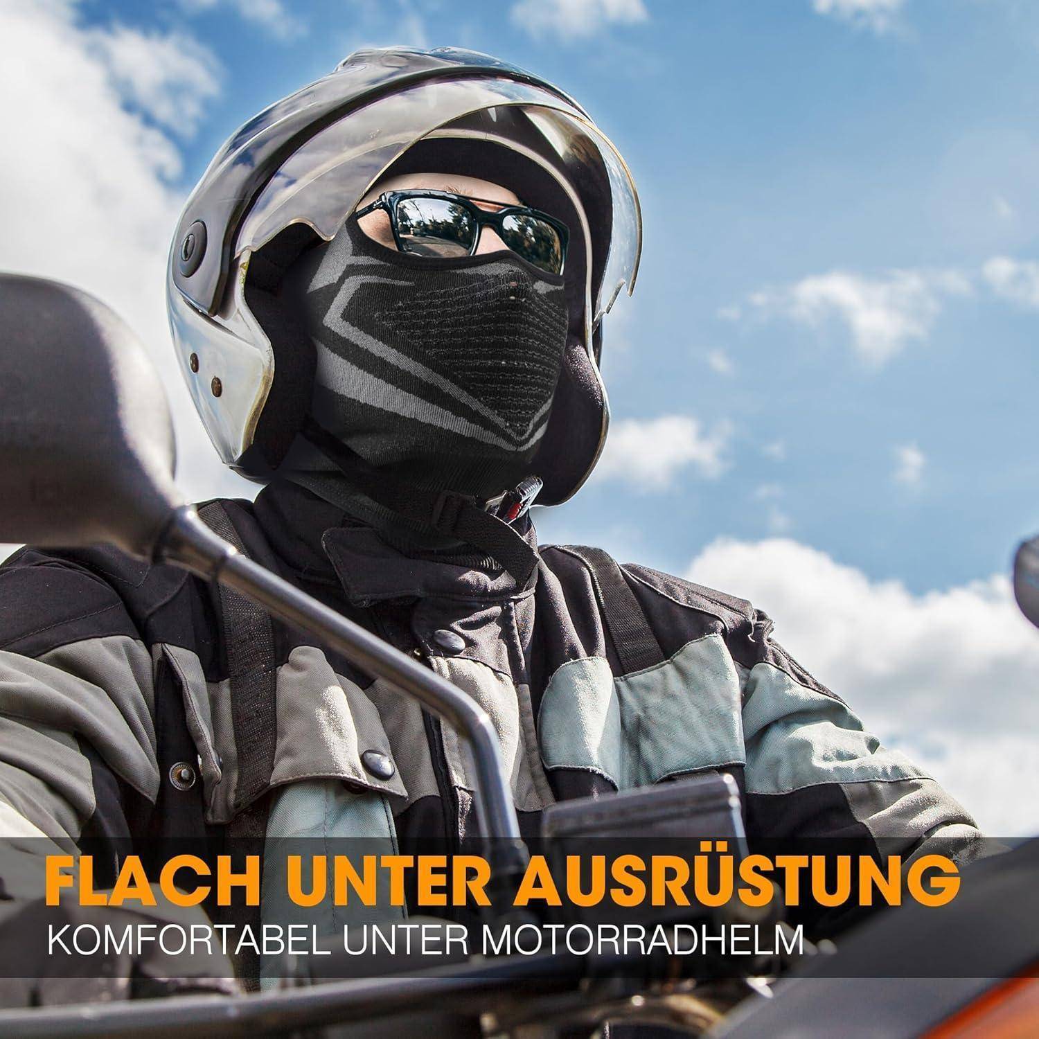 Motorradfahrer mit Helm und Gesichtsschutz auf einem Motorrad, mit Text „FLACH UNTER AUSRÜSTUNG" und „KOMFORTABEL UNTER MOTORRADHELM"".