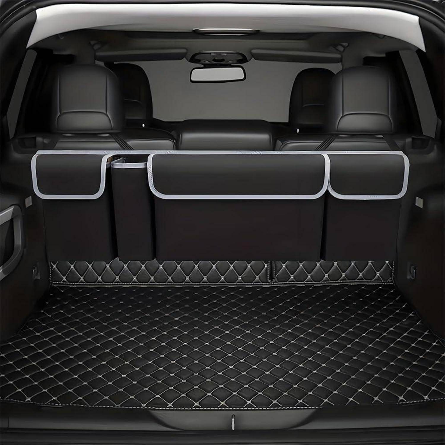 Offener SUV-Laderaum mit gesteppter Bodenmatte und eingeklappten Rücksitzen, der einen geräumigen Kofferraum zeigt.