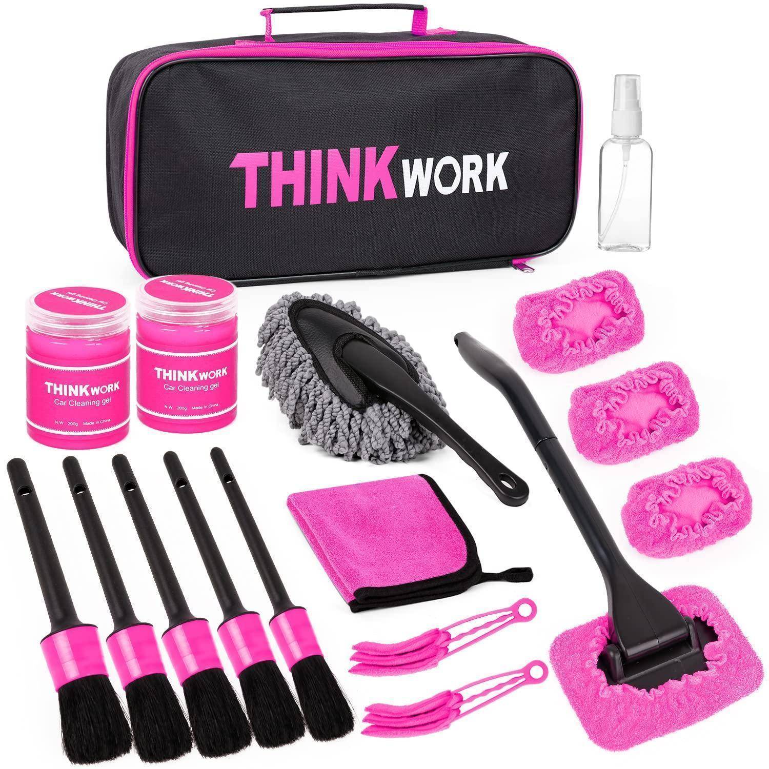 THINKWORK Autoreinigungsset mit Aufbewahrungstasche, Sprühflasche, Bürsten, Mikrofaser-Handschuhen, Pads und Reinigungsgelen in Schwarz und Rosa.