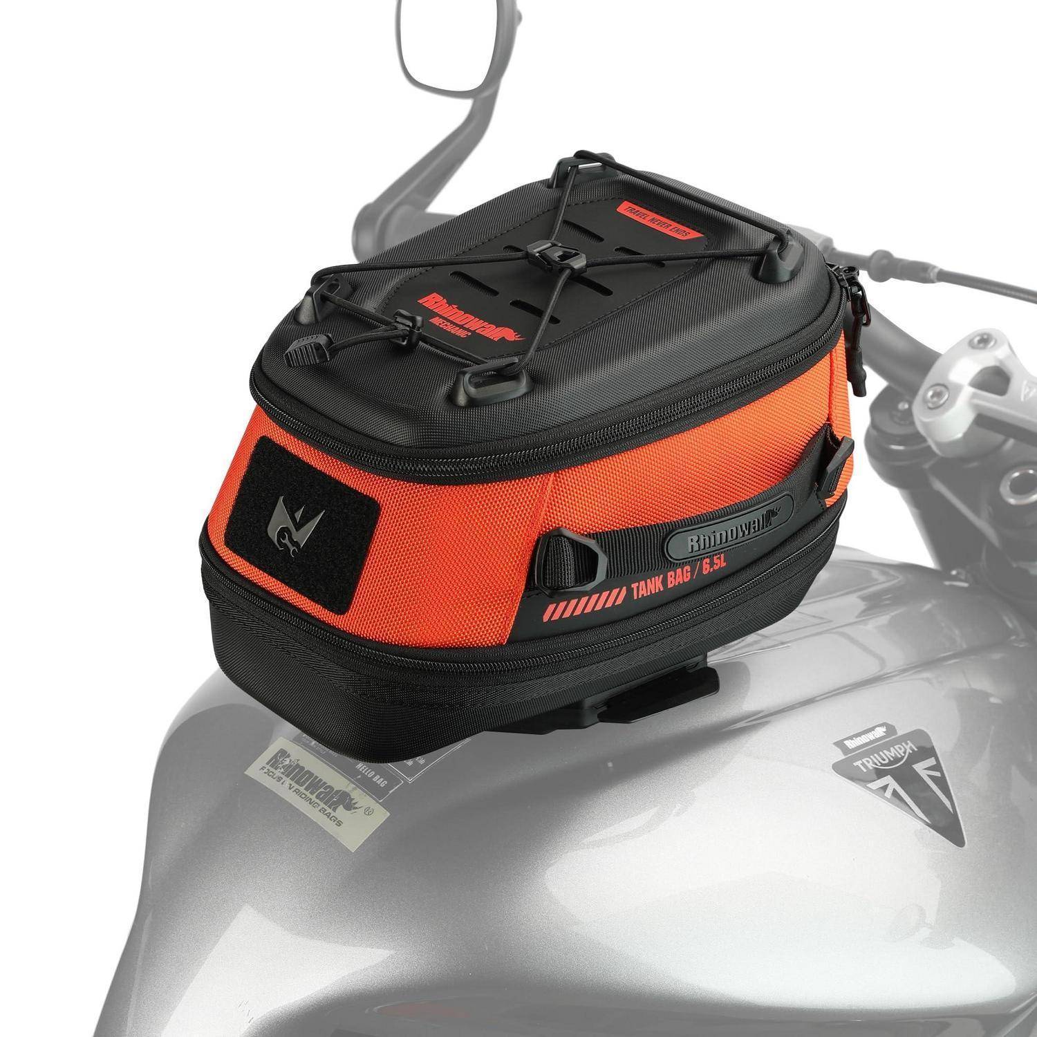Orange- und schwarze Motorrad-Tankttasche, die an einem Benzintank auf einem grauen Triumph-Motorrad befestigt ist