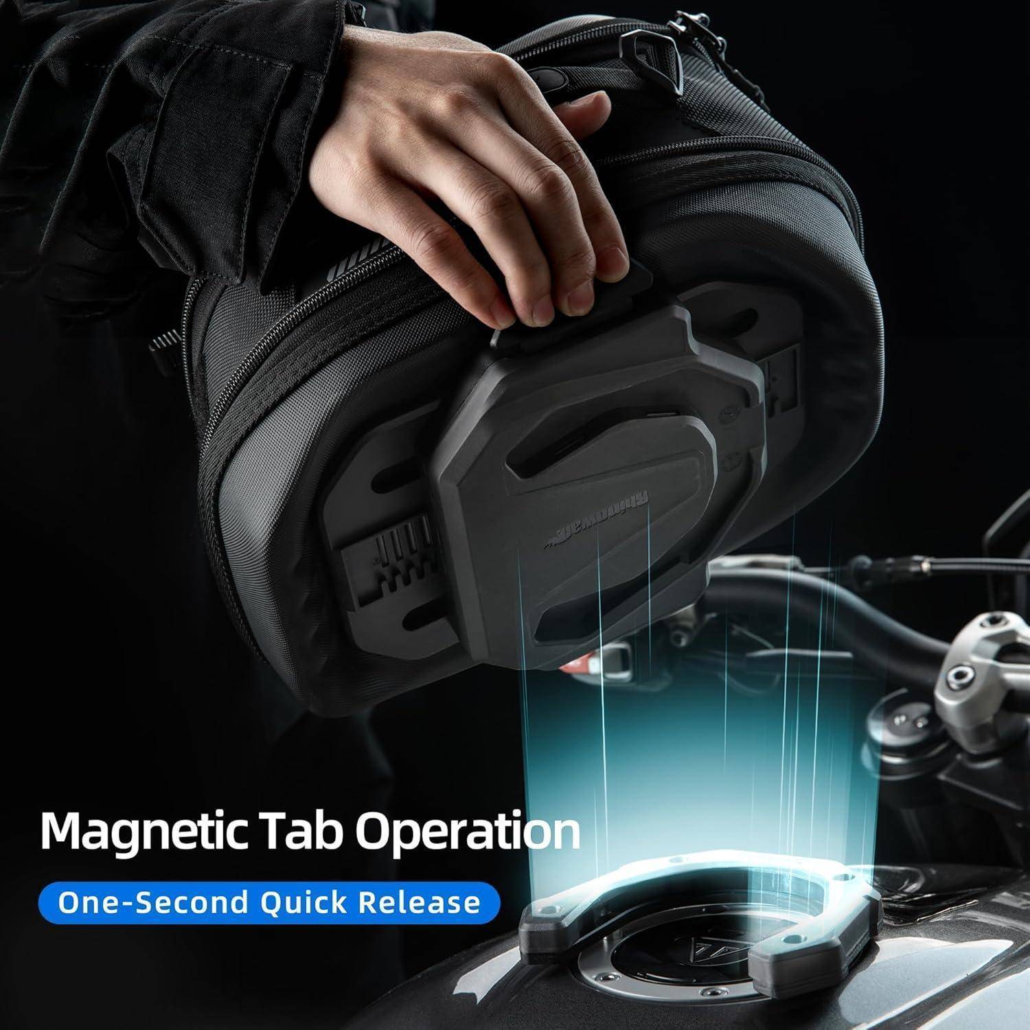 Hand hebt einen schwarzen Rucksack aus einer Motorrad-Tankentasche, zeigt eine magnetische Schnellbefestigungsvorrichtung mit dem Text „Magnetische Lasche Bedienung