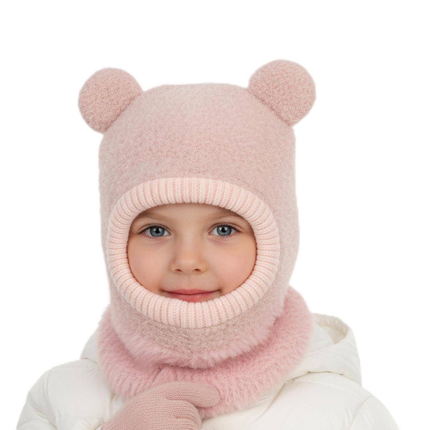 Kleines Kind mit rosafarbener Winterbalaklava mit Bärenohren und weißer Jacke, frontal auf weißem Hintergrund.