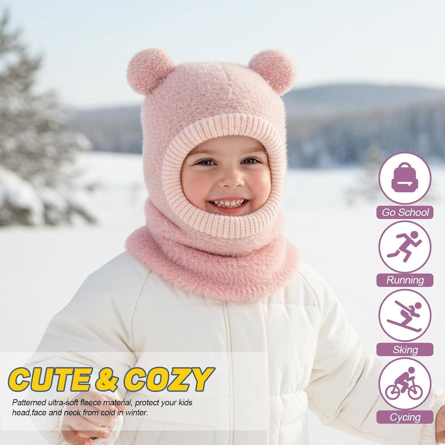 Lachendes Kind, das eine rosa Fleece-Mütze und einen Halswärmer in verschneitem Winter trägt, dargestellt mit Symbolen zum Schulgang, Laufen, Skifahren und Radfahren.