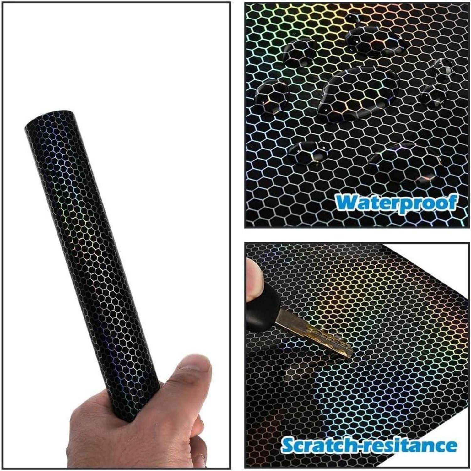 Hand hält eine schwarze Schutzfolie mit Hexagon-Muster, mit Nahaufnahmen der wasserfesten und kratzfesten Oberfläche.