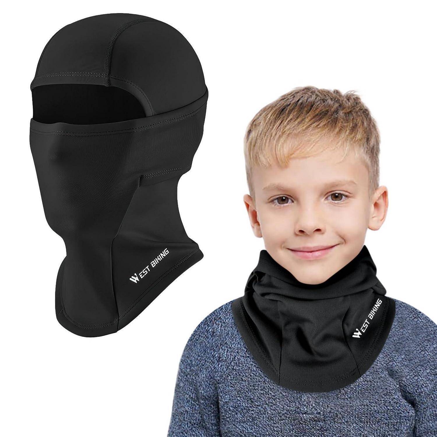 Schwarze Ganzkopf-Skimaske und Nackenbluse, dargestellt an einem Jungen, zeigt Kopf- und Nackenschutz im Winter.
