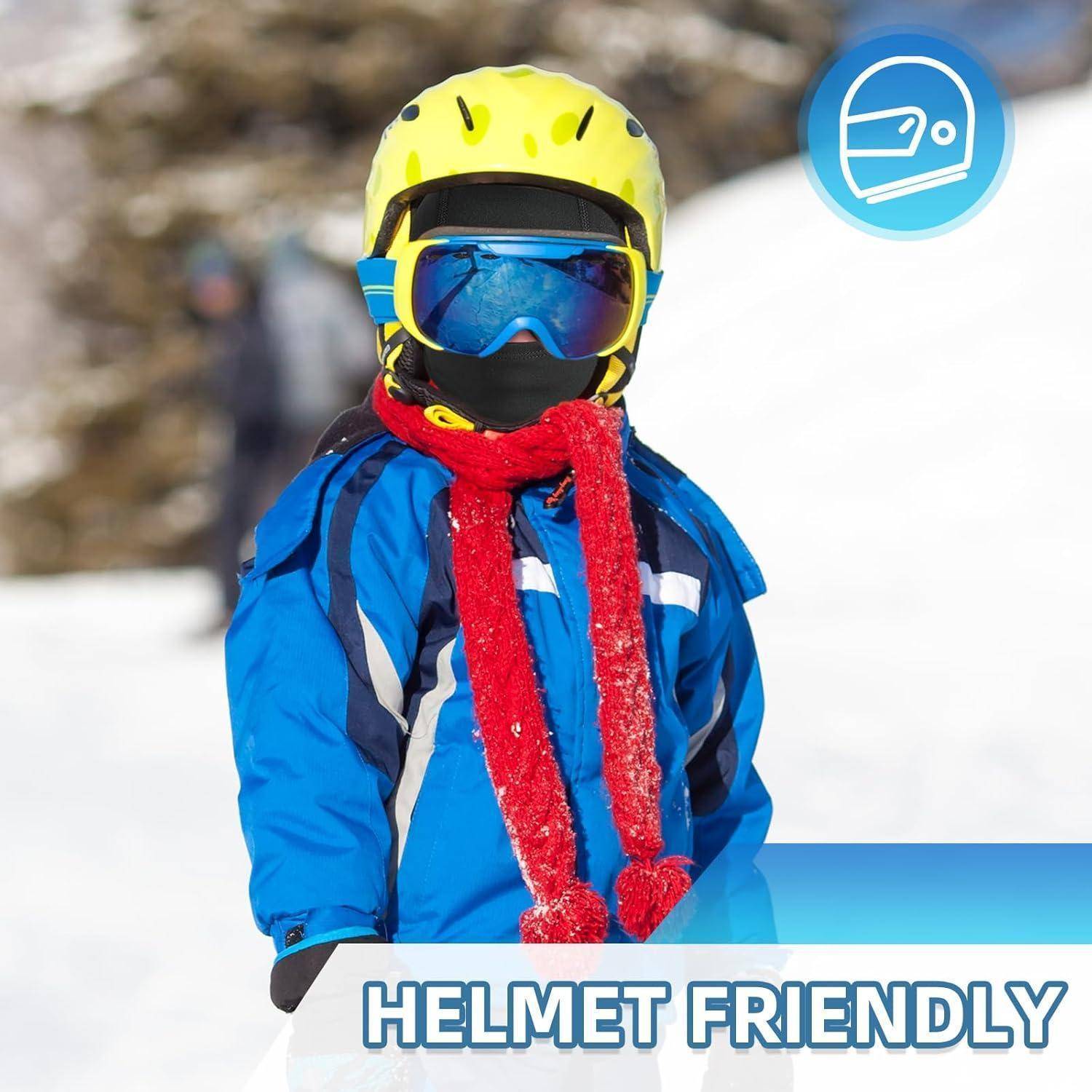 Kind in blauer Skiausrüstung mit leuchtend gelbem Helm und Skibrille, mit dem Text „HELMET FRIENDLY" (Helmkompatibel), der die Helmkompatibilität anzeigt.