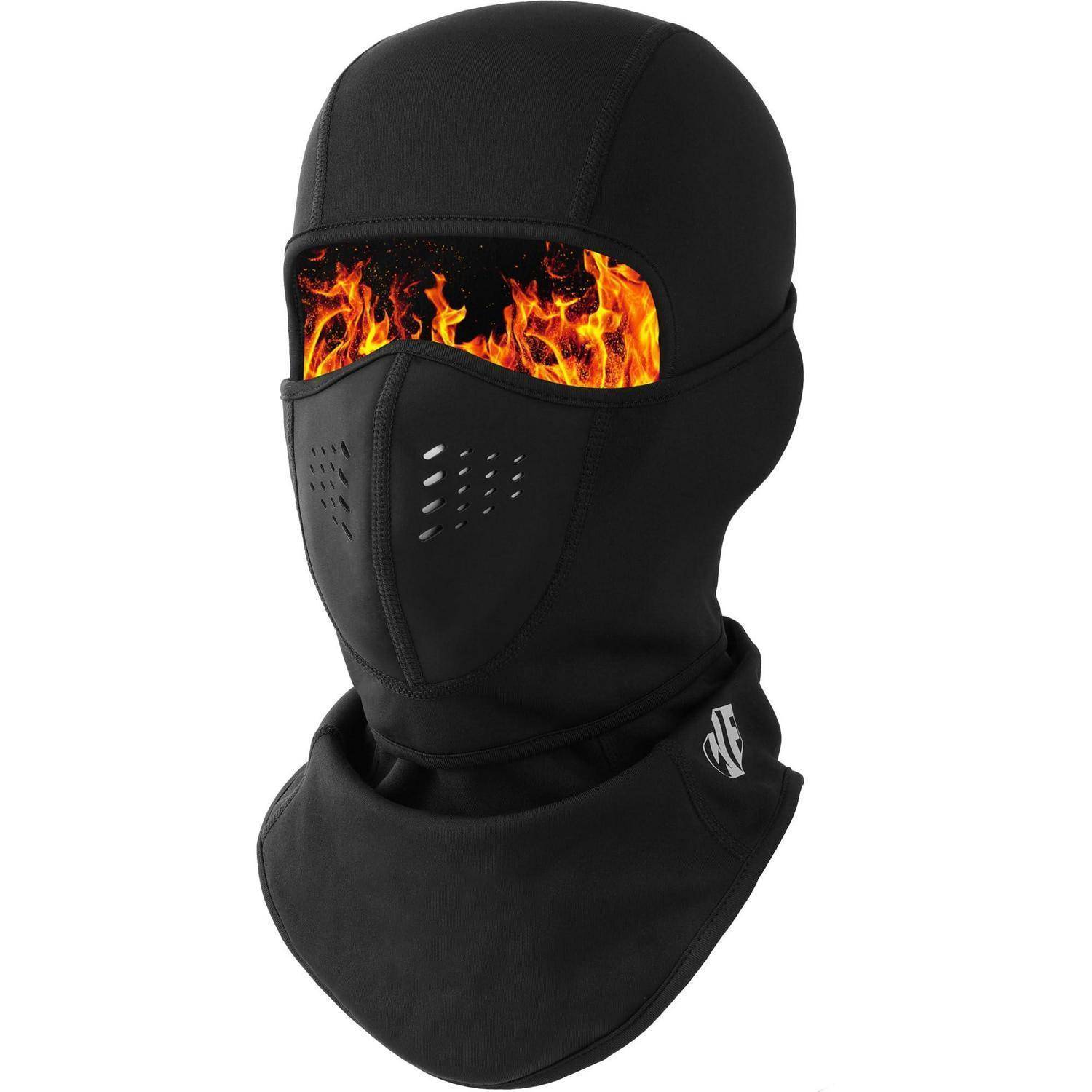 Schwarze Sturmhaube mit feurigem Flammenmuster über der Augenseöffnung und belüftetem Mundbereich, auf weißem Hintergrund abgebildet.